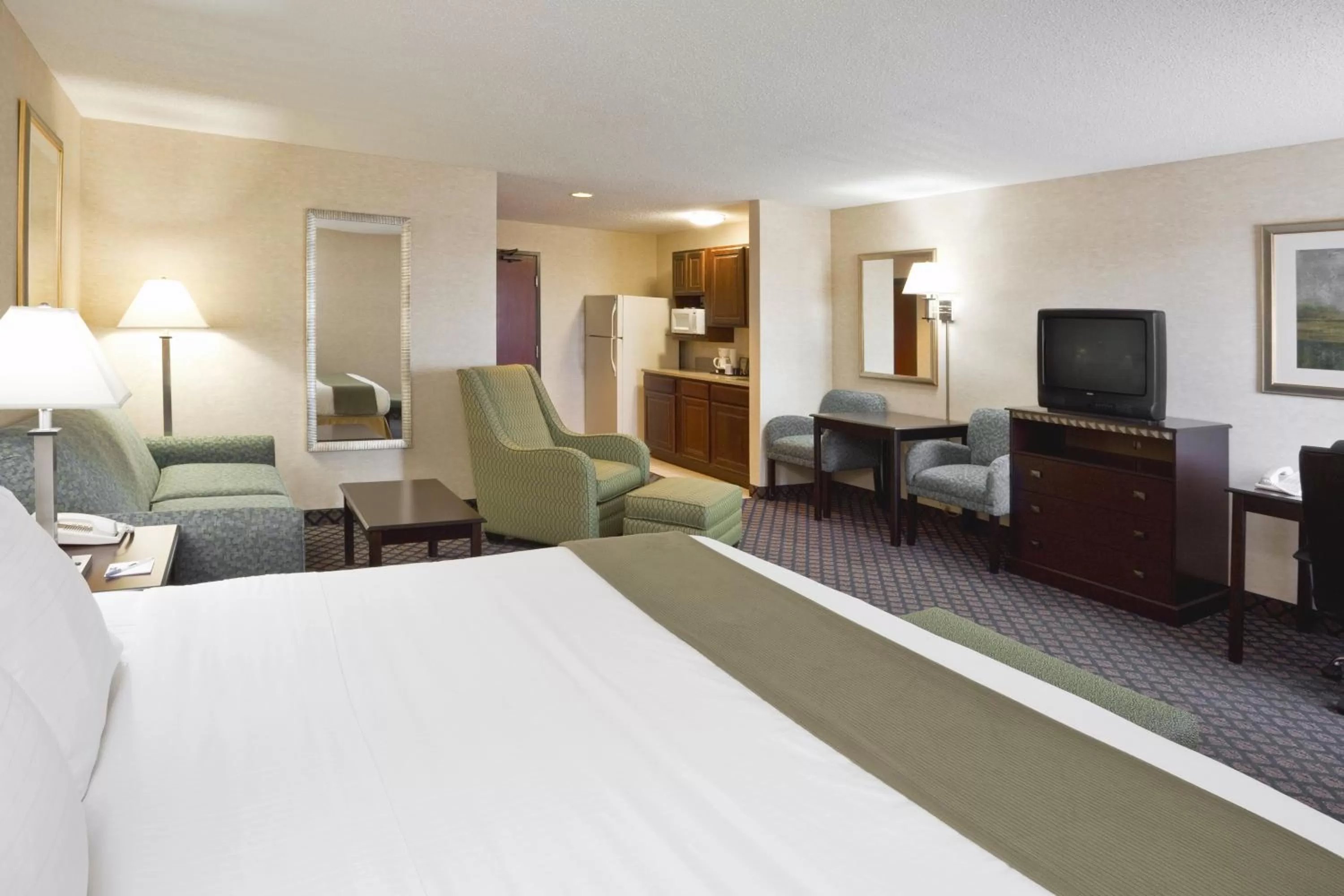Bedroom, Bed in Holiday Inn Express Hotel & Suites Delaware-Columbus Area by IHG