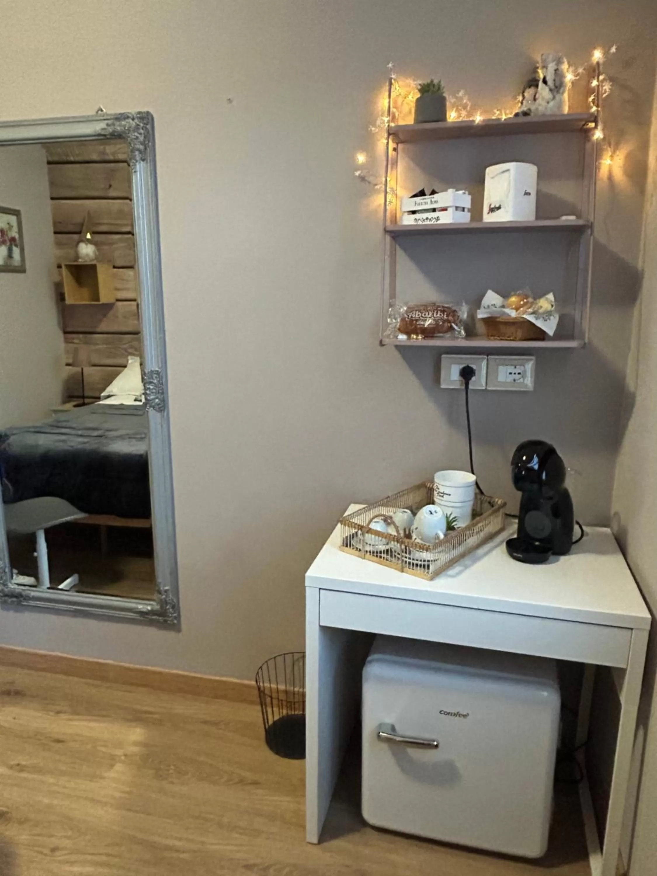 Photo of the whole room, Kitchen/Kitchenette in La Casa Di Campagna Sul Garda