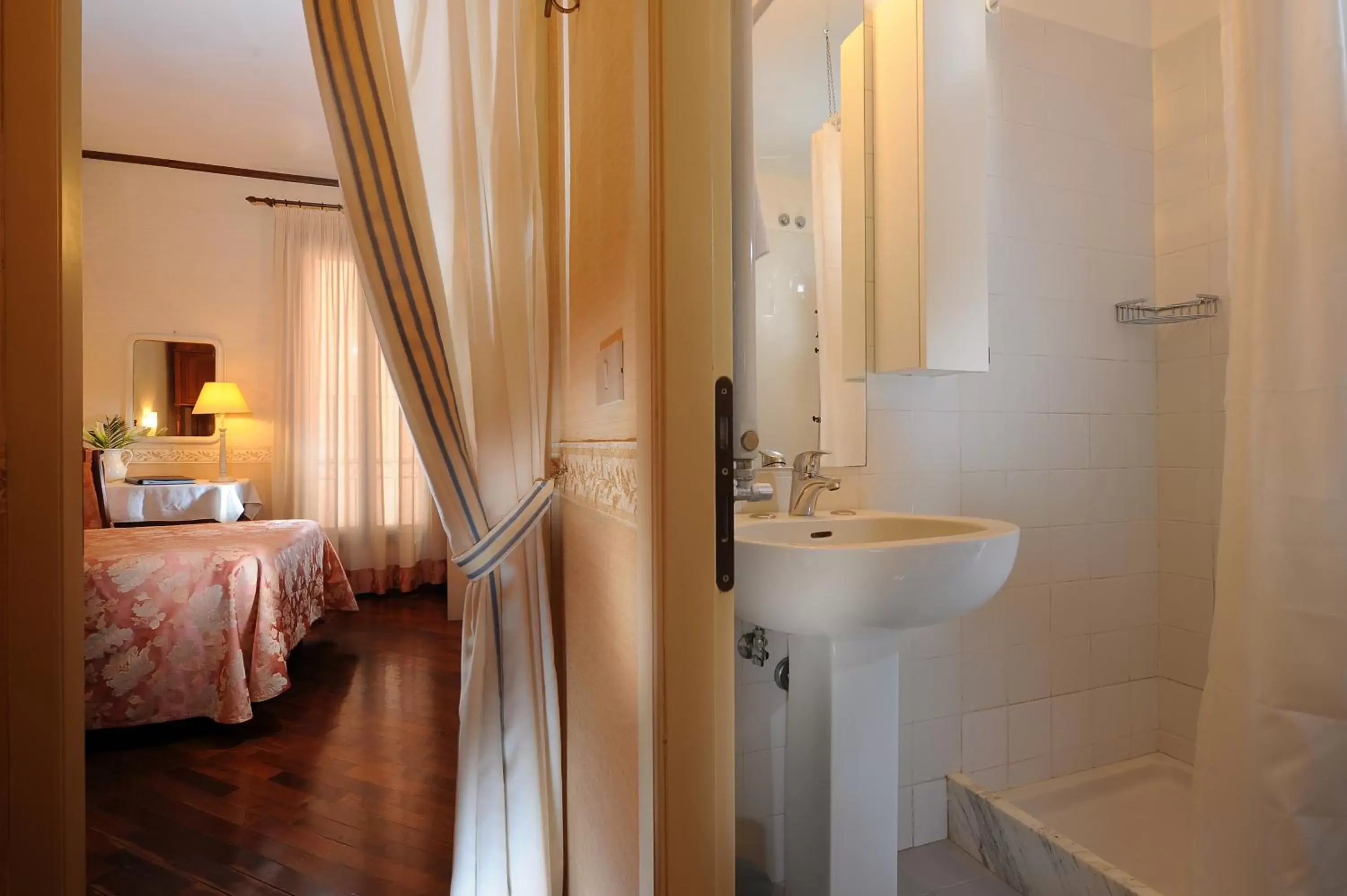 Single Room with Private External Bathroom in Hotel La Calcina Single Room with Private External Bathroom in Hotel La Calcina