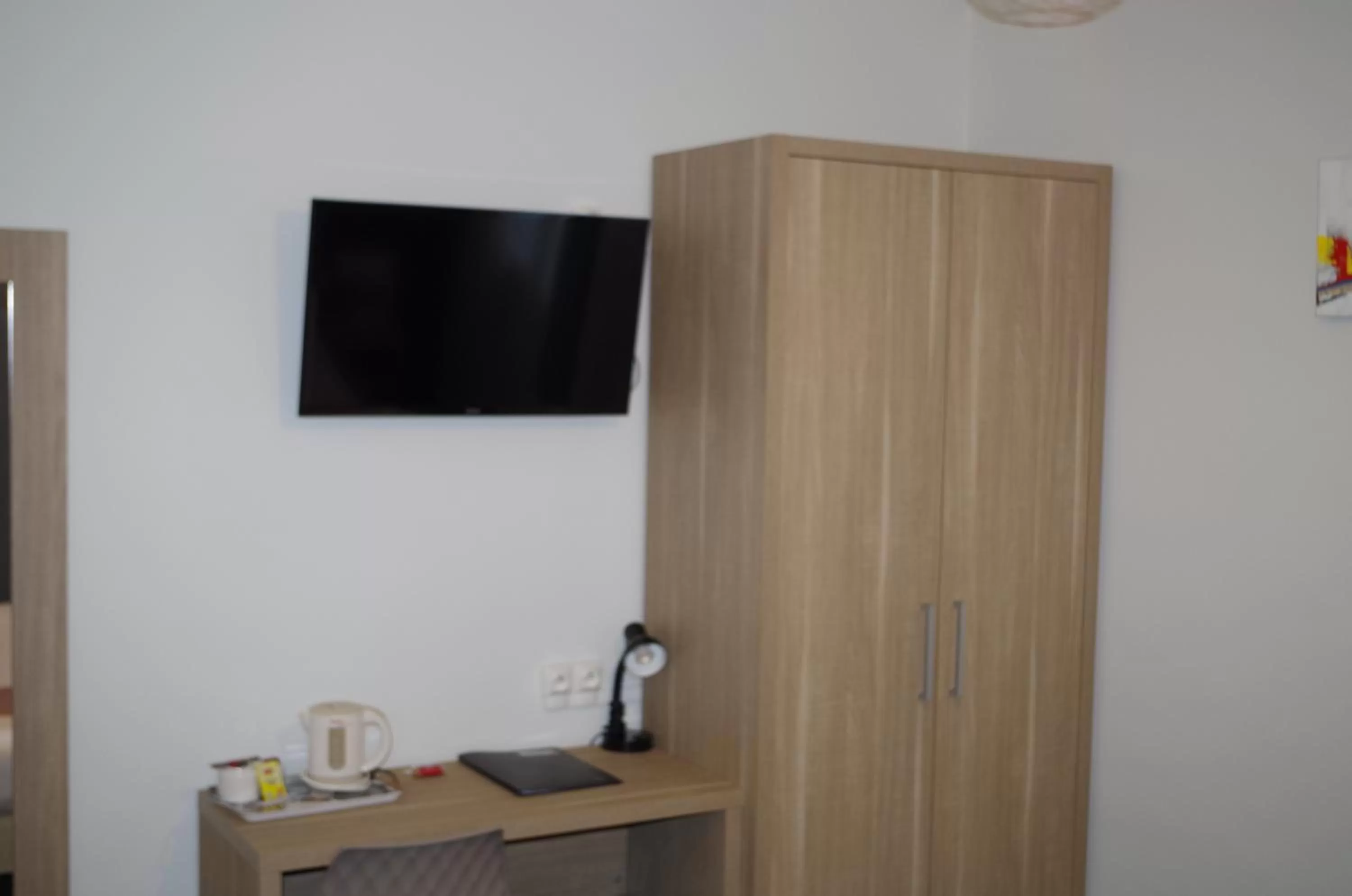 Coffee/tea facilities in The Originals City, Hôtel Le Savoy, Caen