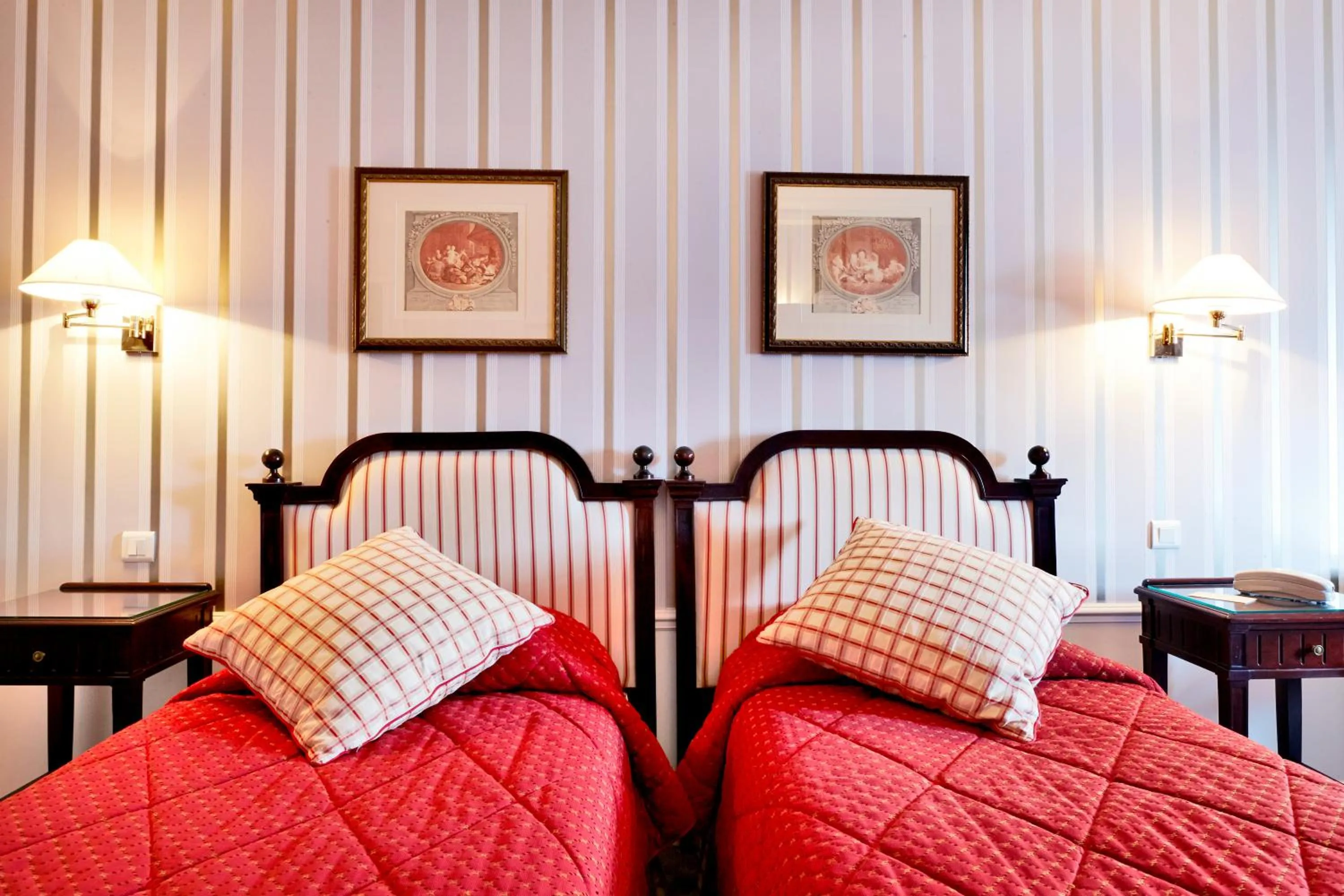 Bed in Golden Tulip Washington Opera