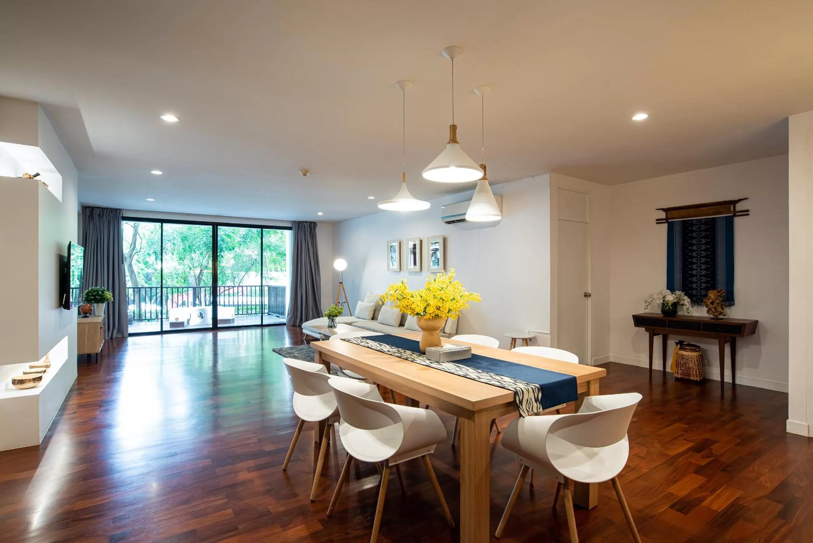Dining area in Benviar Tonson Residence