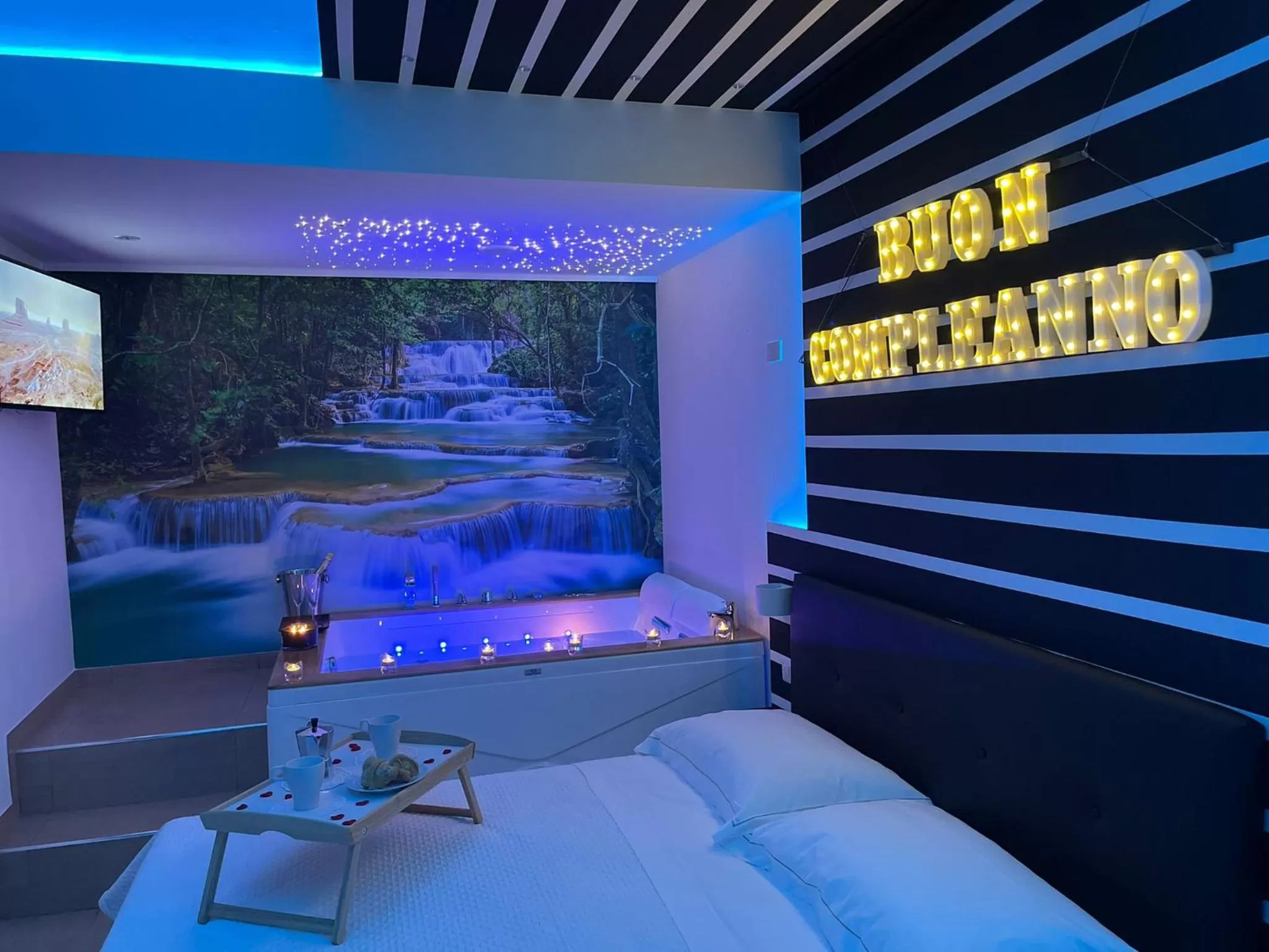 Photo of the whole room, Bed in Suite Ciclopi Acitrezza