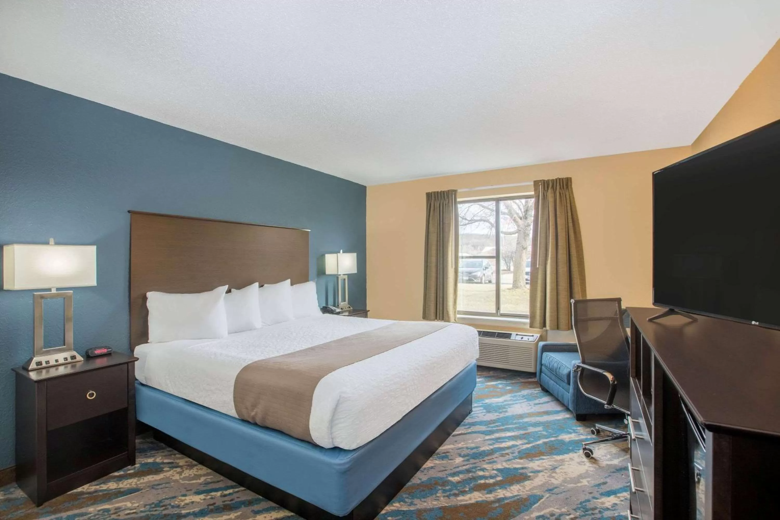 Photo of the whole room, Bed in AmericInn by Wyndham Prairie du Chien