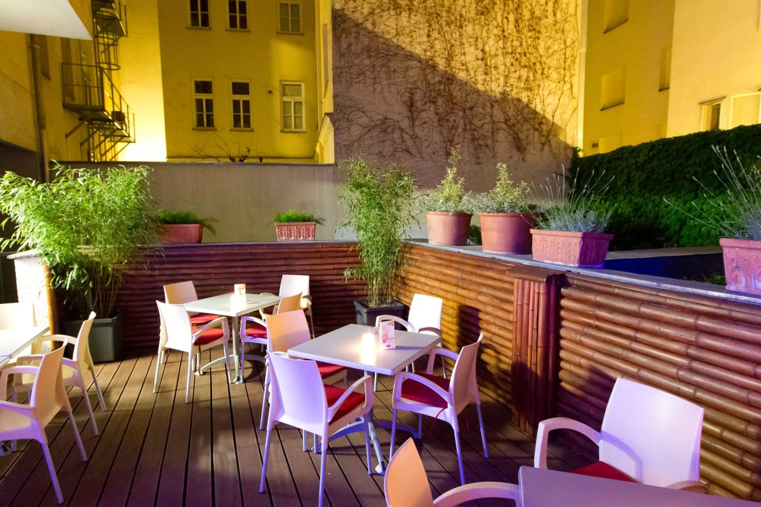 Restaurant/places to eat in Hotel Boltzmann