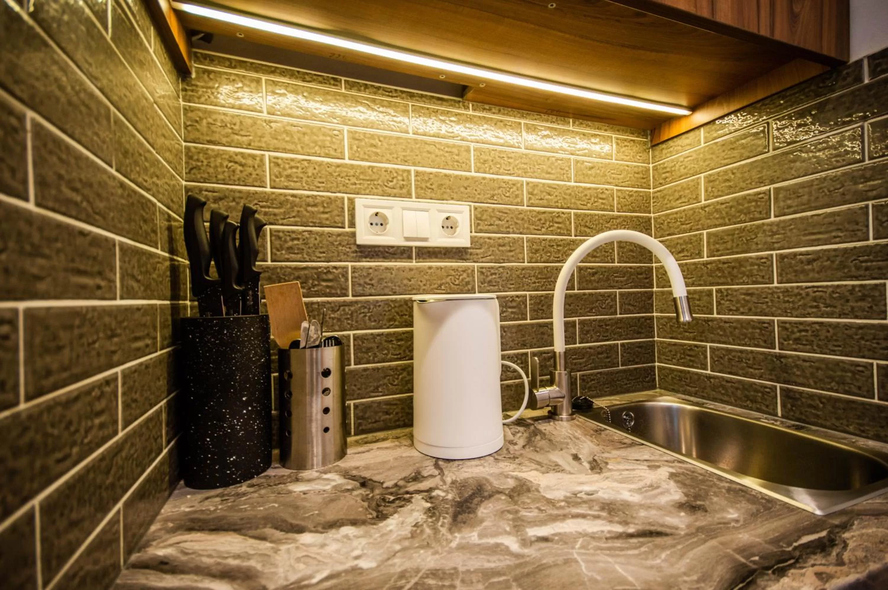 Decorative detail, Bathroom in Kyiv Panorama Apartments near Gulliver