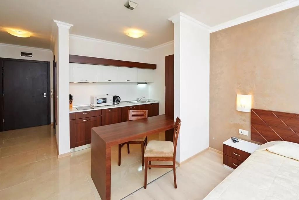 Kitchen or kitchenette, Bed in Penelopa Palace Apart Hotel & SPA