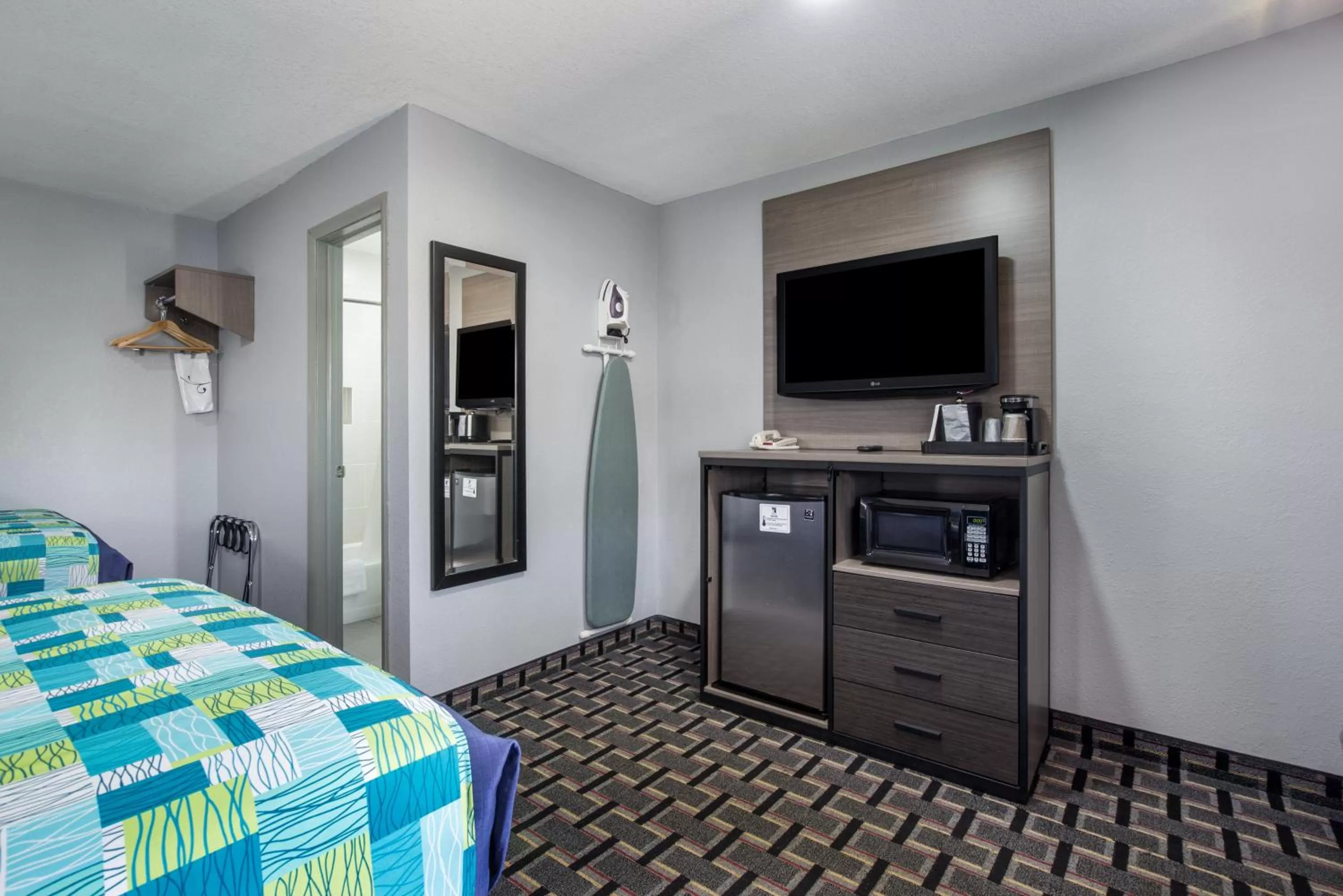 Bed in Knights Inn and Suites Salem