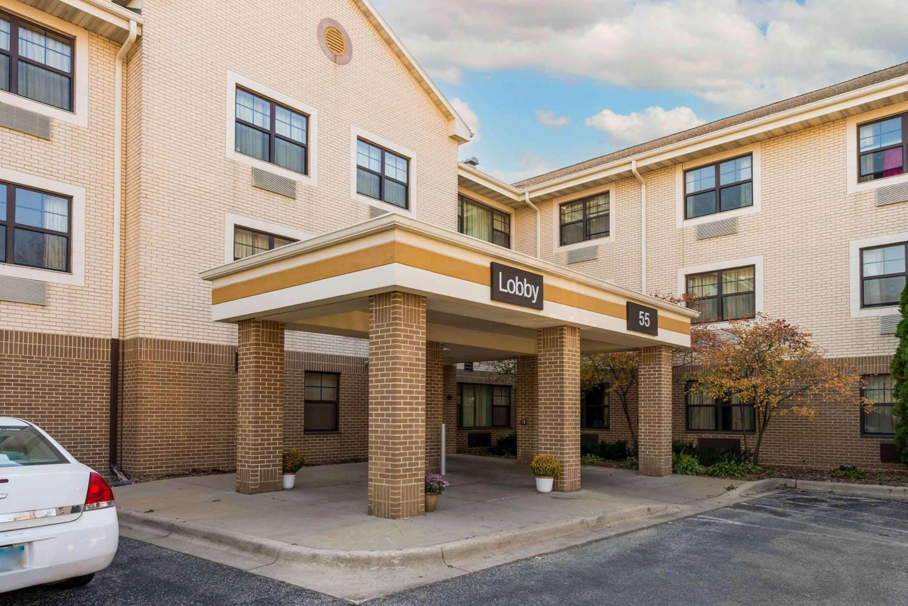 Property building in MainStay Suites Rochester South Mayo Clinic