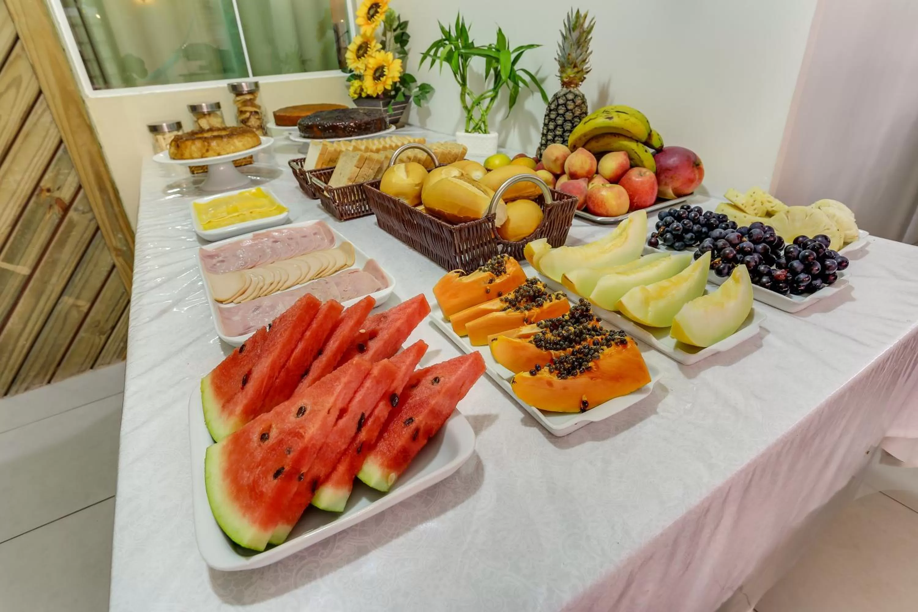 Buffet breakfast in Pousada Tissiano