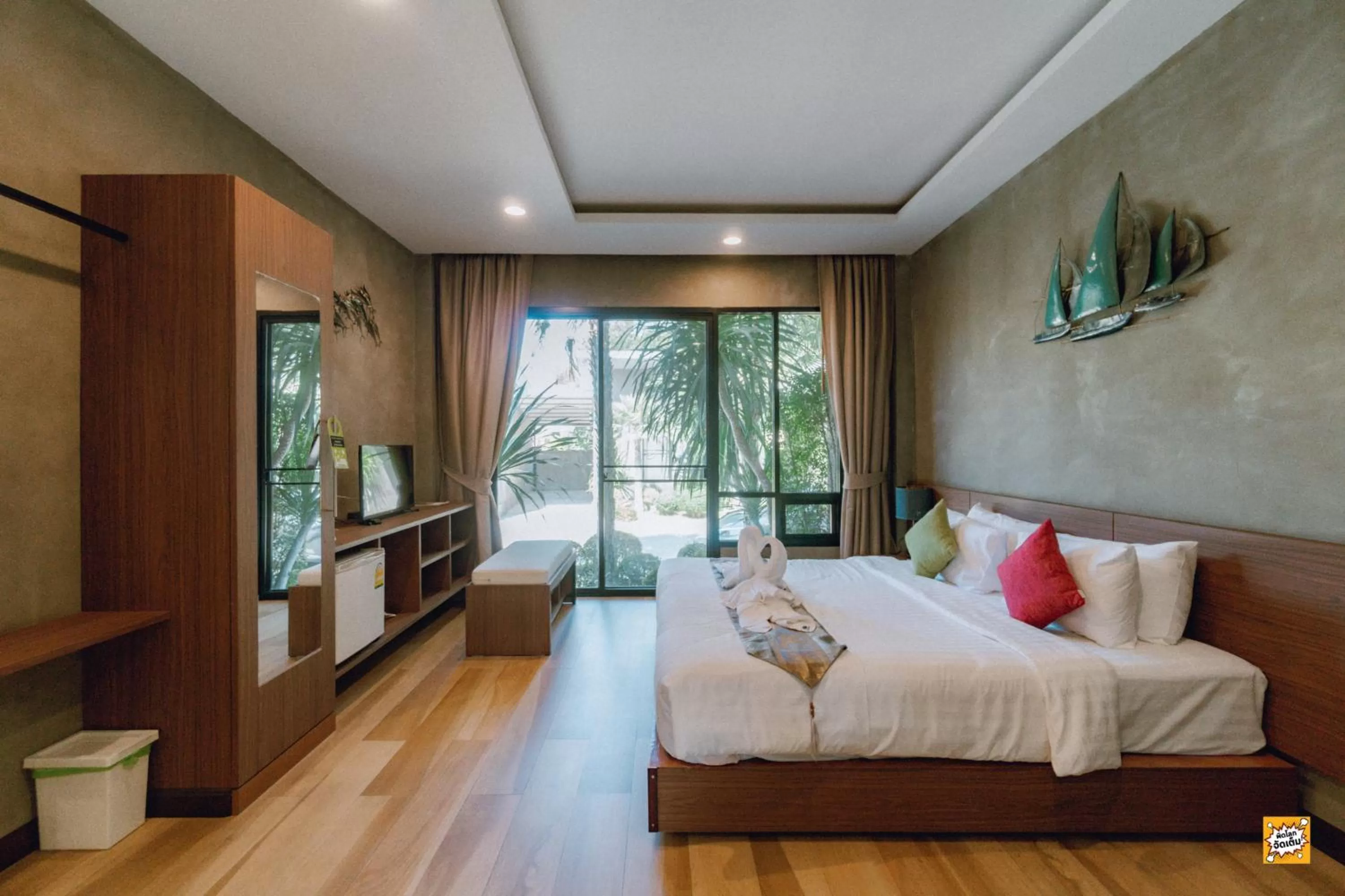 Photo of the whole room, Bed in Blue River Resort