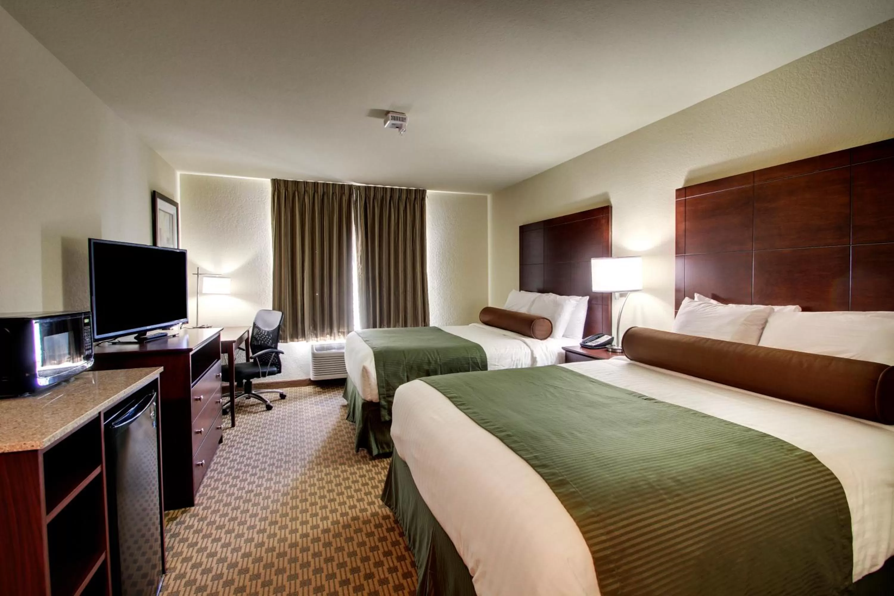 TV and multimedia, Bed in Cobblestone Hotel & Suites - Newton