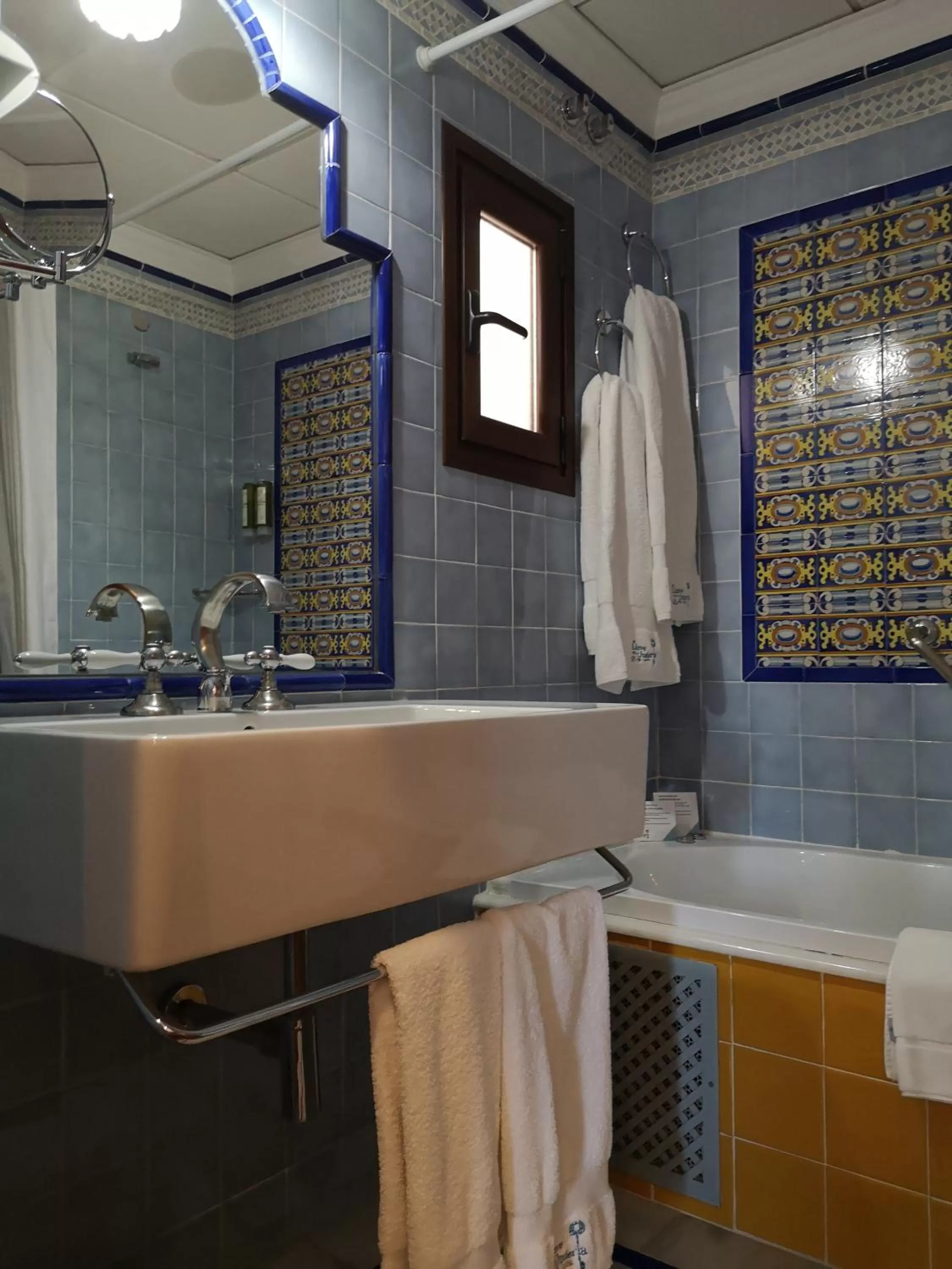 Hot Tub in La Llave de la Judería Hotel Boutique