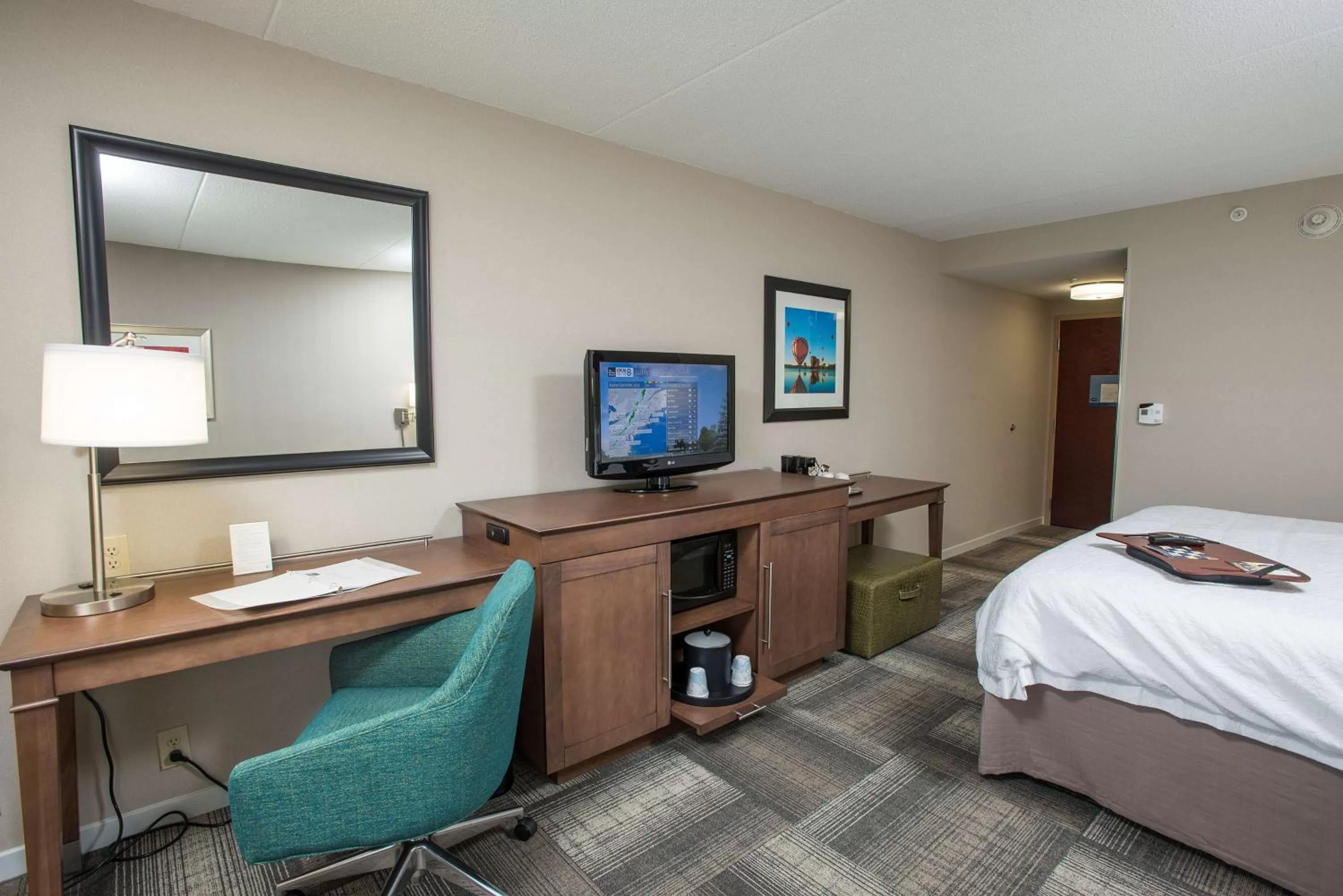 Bedroom, Bed in Hampton Inn & Suites Cincinnati-Union Centre
