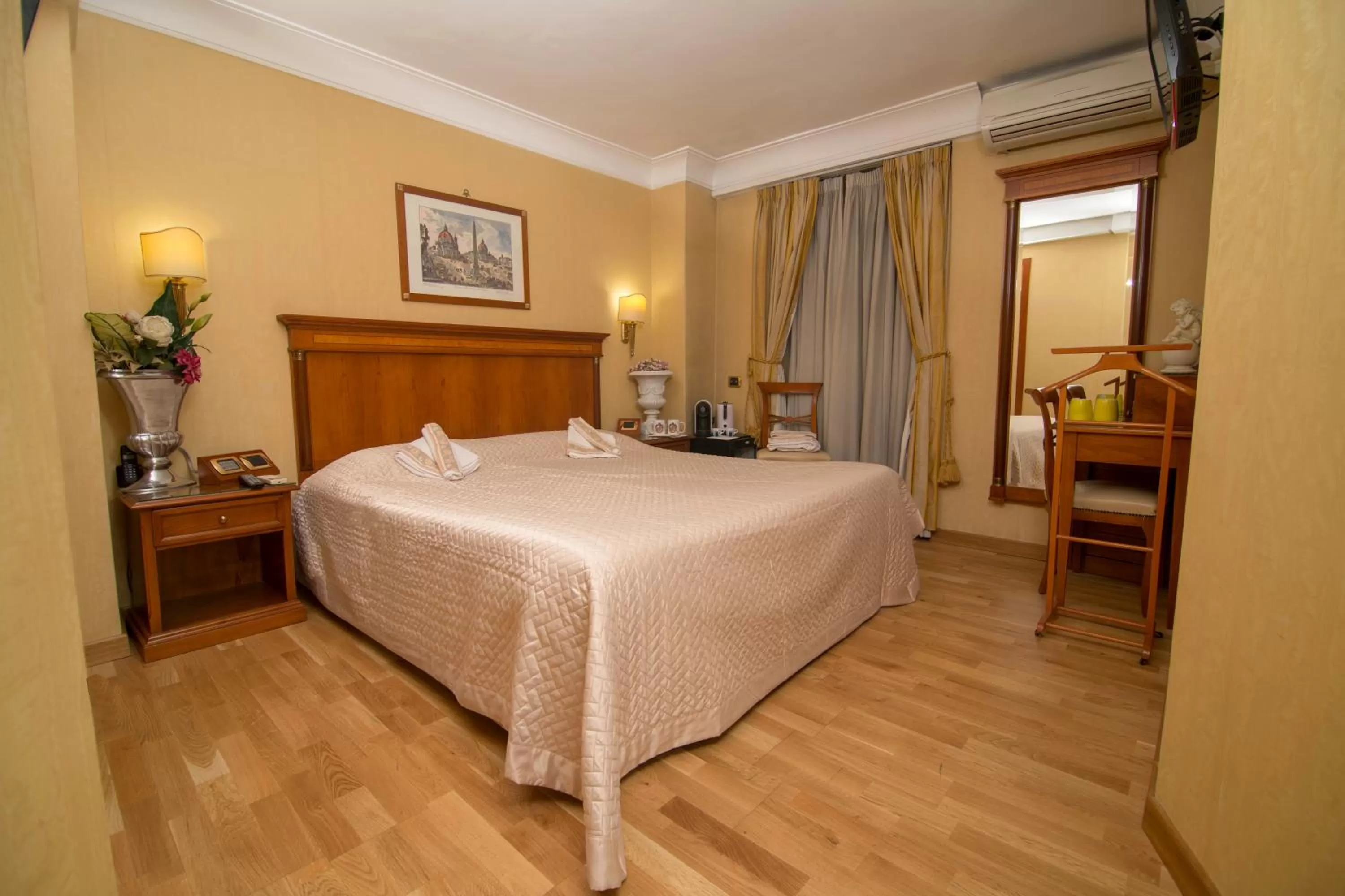 Bed in Luxury Rooms H 2000 Roma