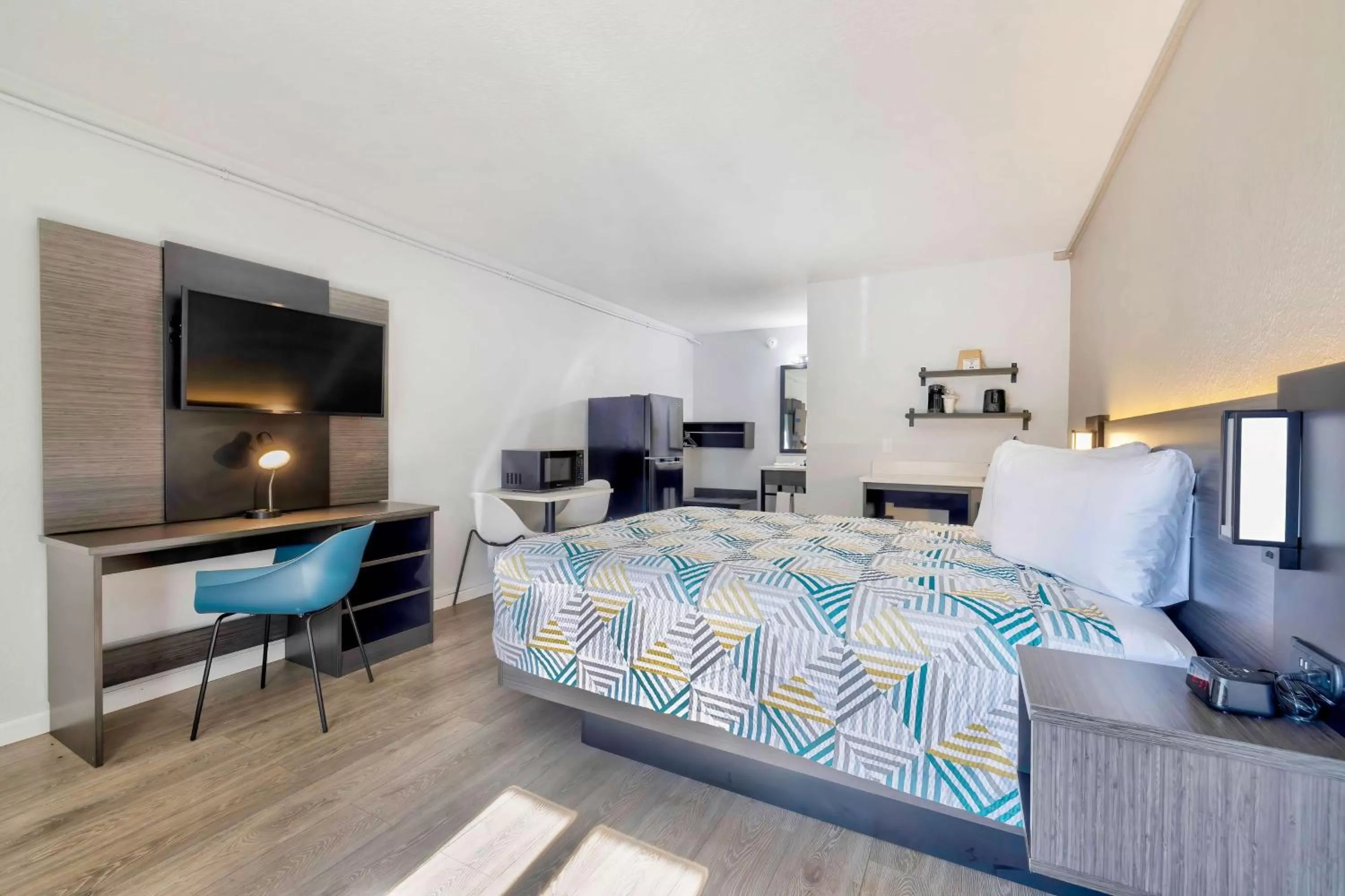 Bed in Studio 6 Effingham, IL