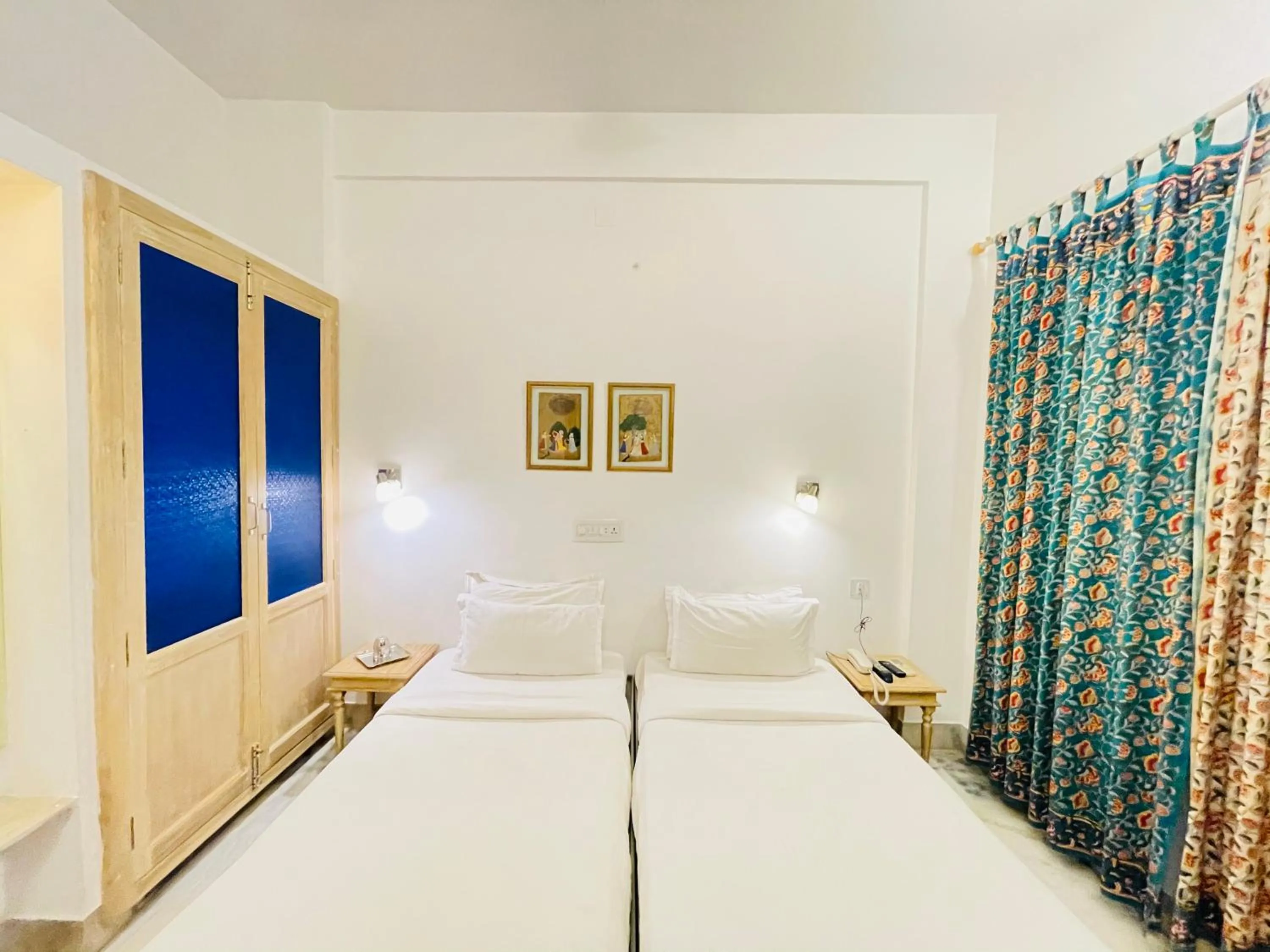 Photo of the whole room, Bed in Jaiwana Haveli