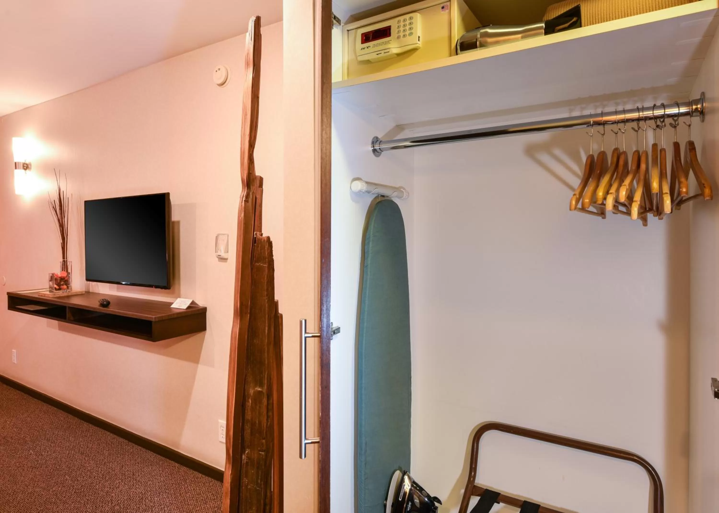 TV and multimedia in The Tangerine - a Burbank Hotel