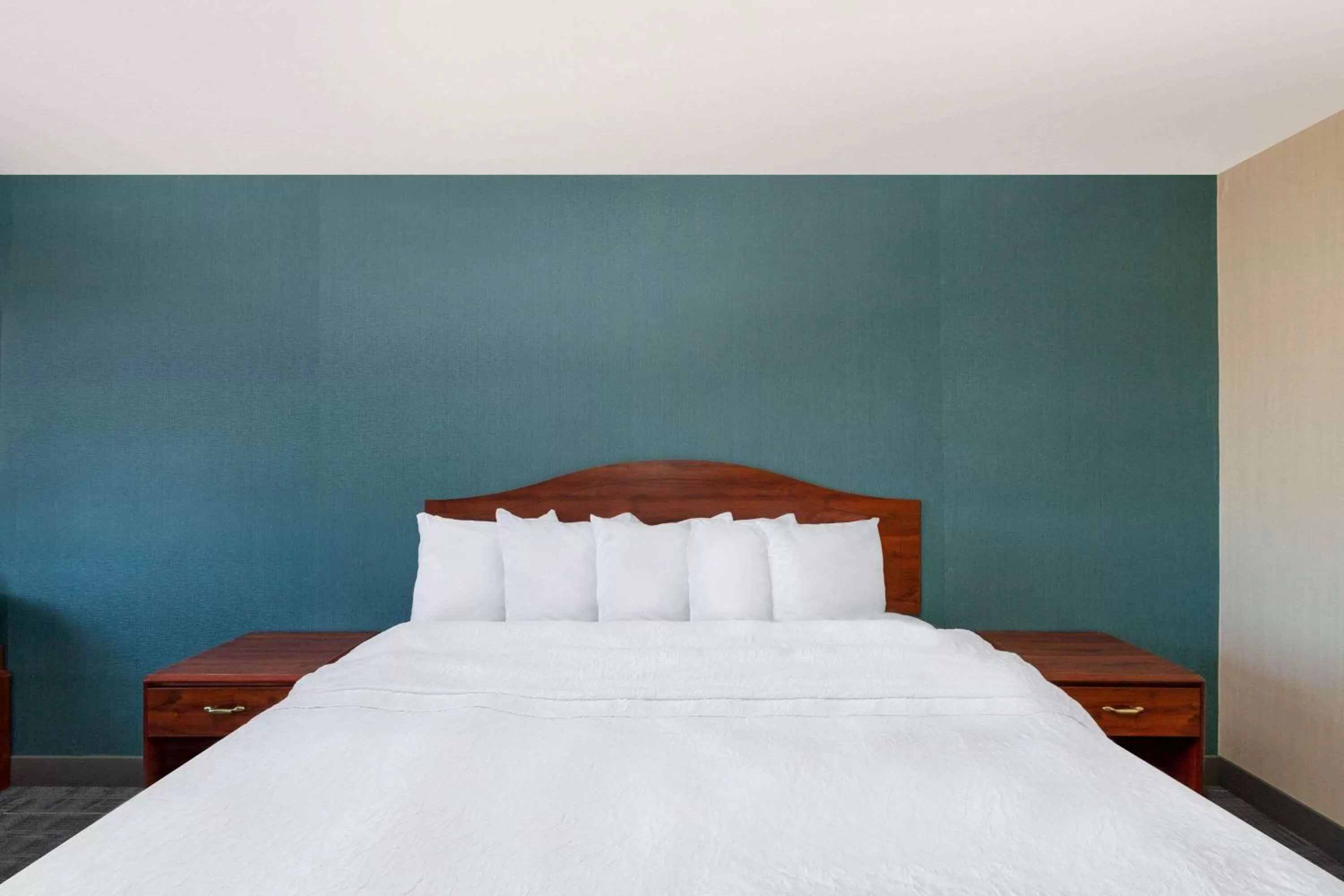 Photo of the whole room in Howard Johnson by Wyndham Gillette