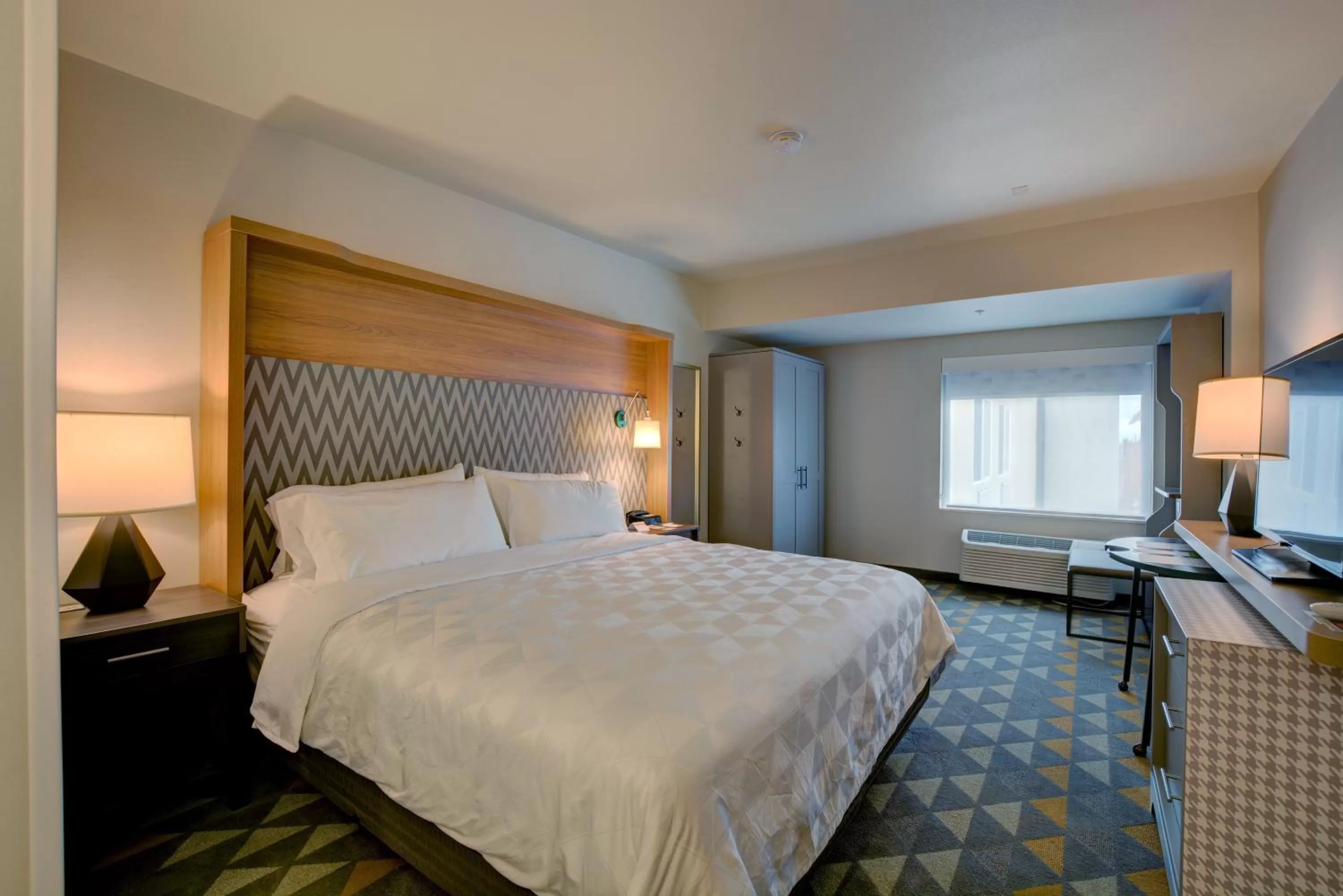 Photo of the whole room, Bed in Holiday Inn - Salem by IHG