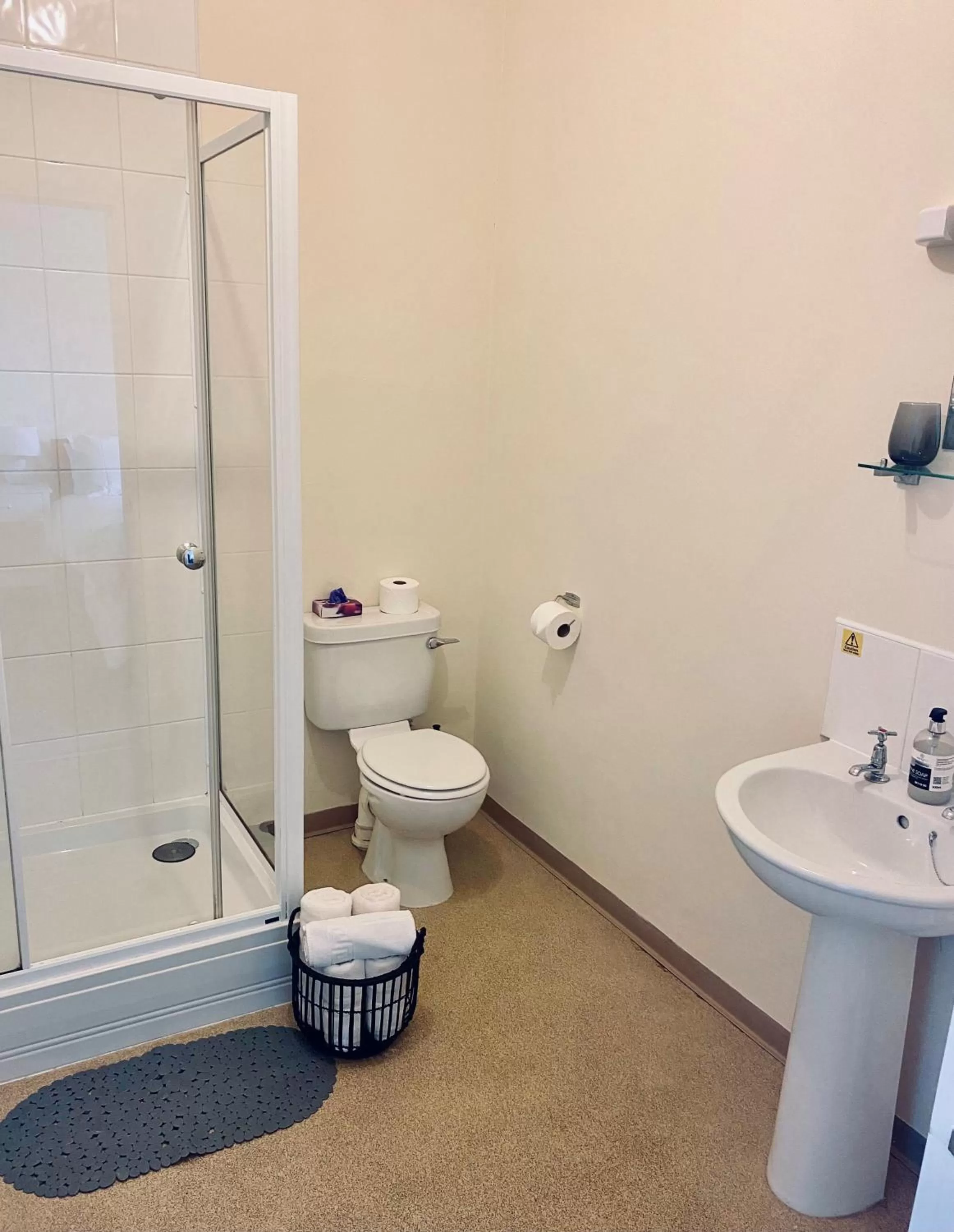 Bathroom in Mirfield Monastery B&B