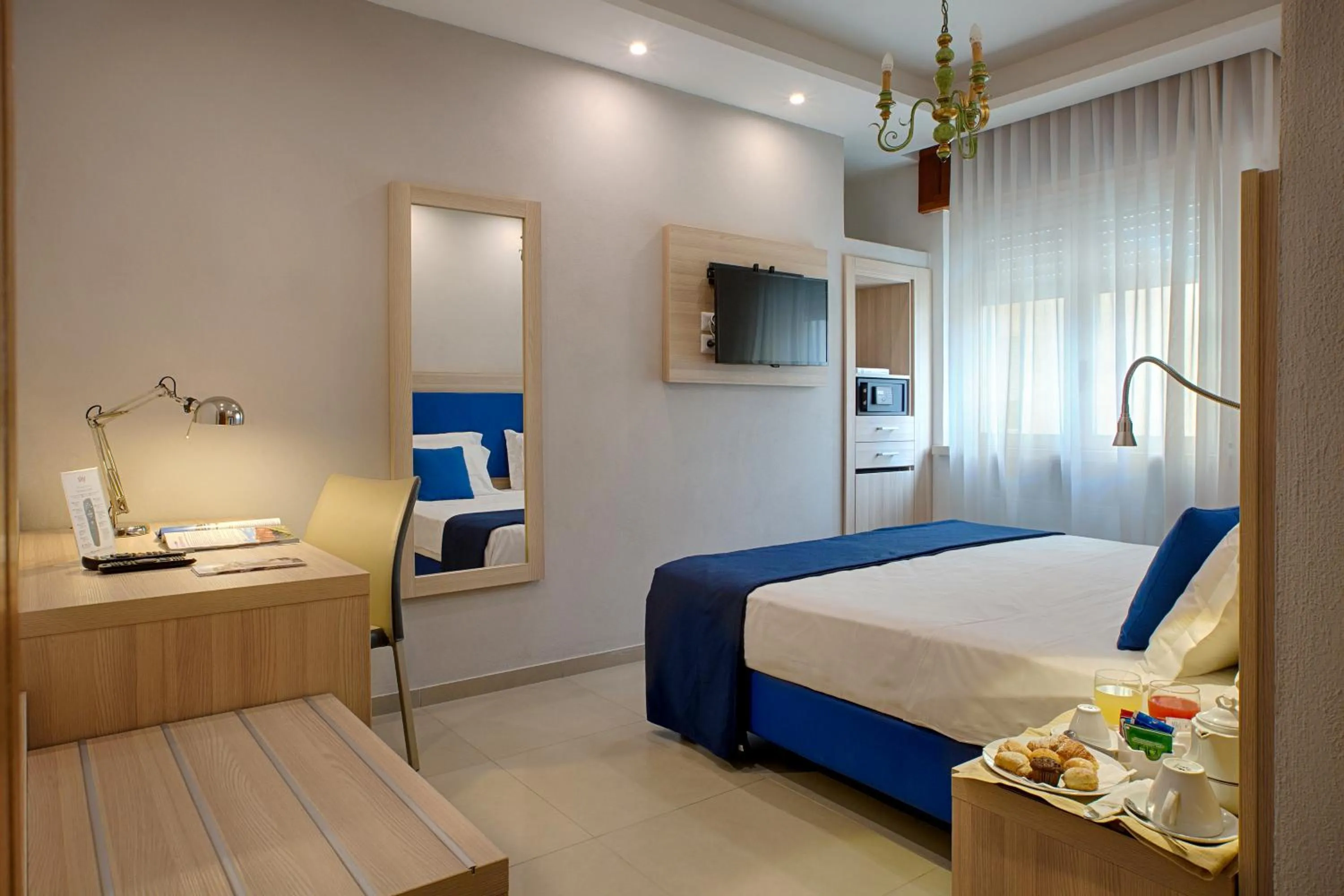 Photo of the whole room, Bed in American Hotel