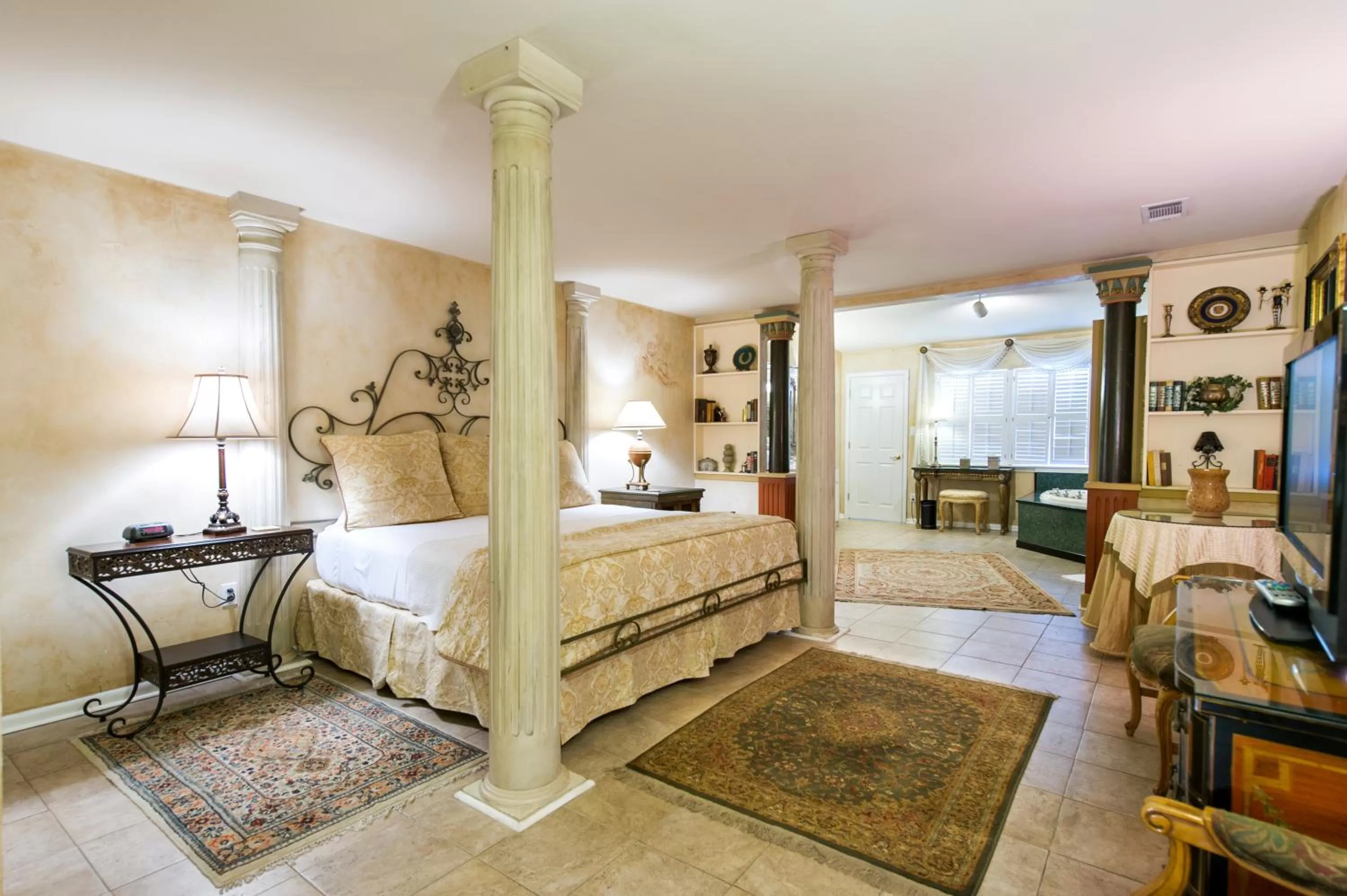 Photo of the whole room, Bed in Historic Michabelle Inn