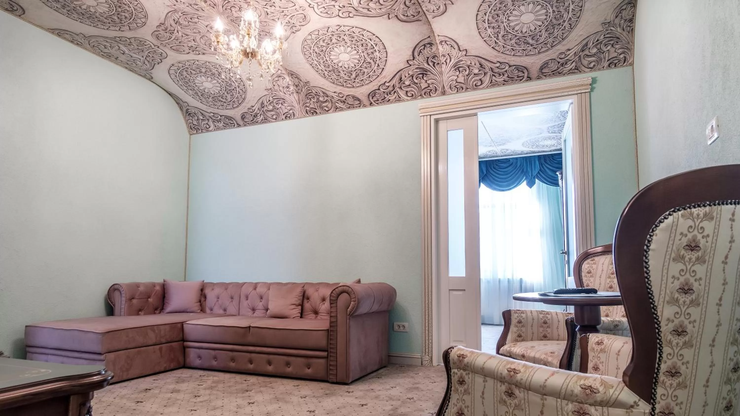 Living room in JMR Royal -Luxury Rooms & Private Sauna