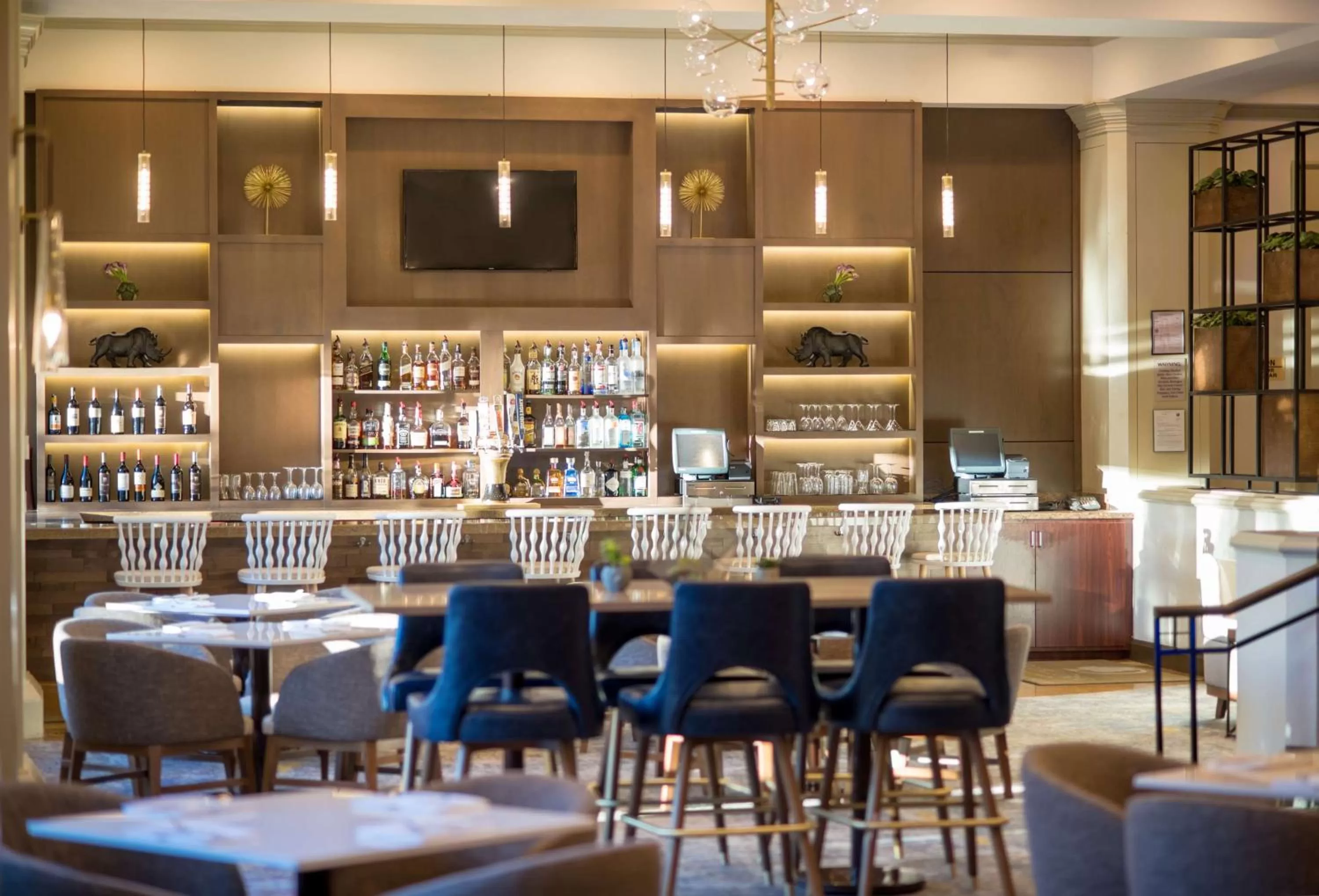 Lounge or bar in DoubleTree by Hilton San Diego-Mission Valley
