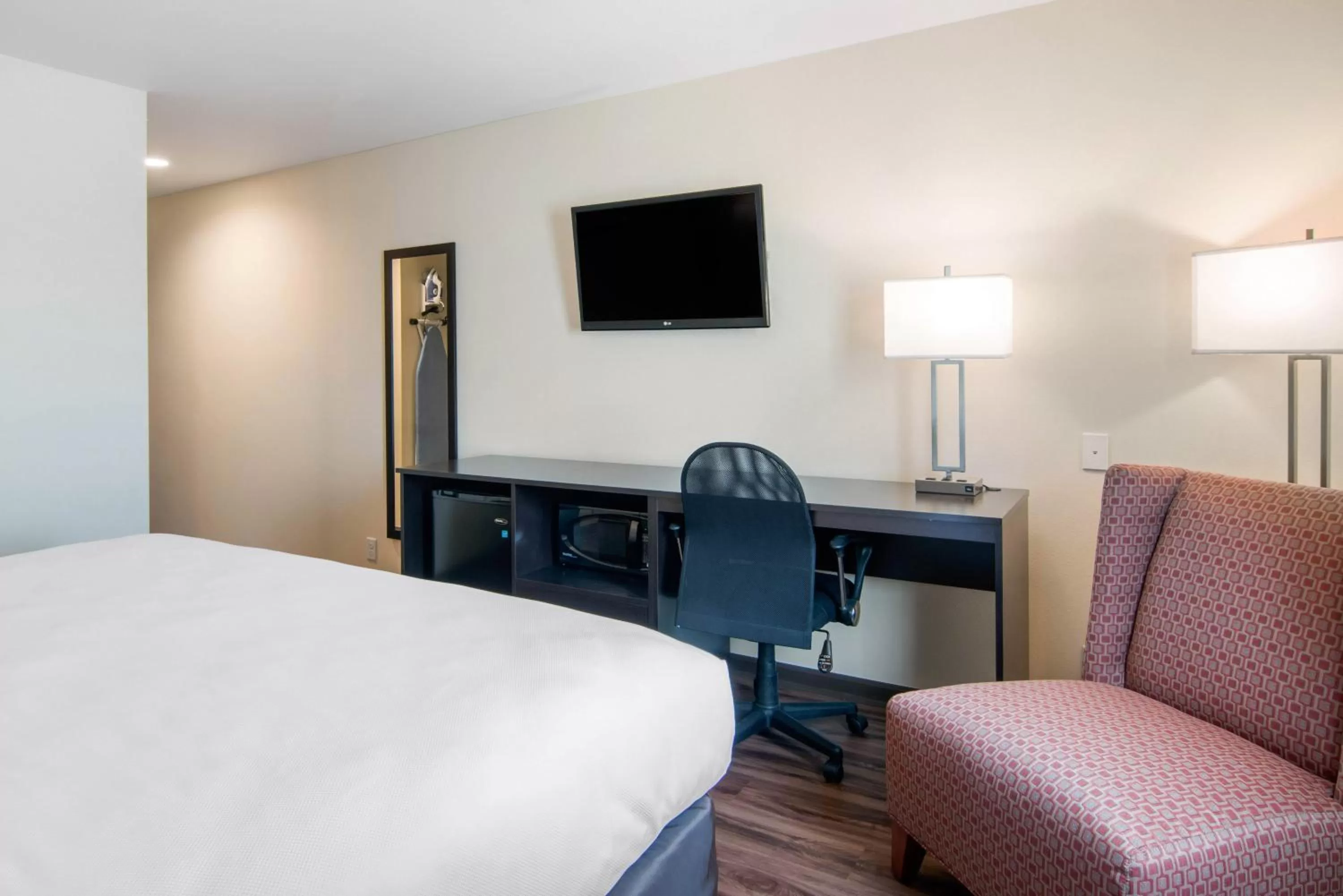 Photo of the whole room, Bed in Econo Lodge Inn & Suites Springfield Main Street