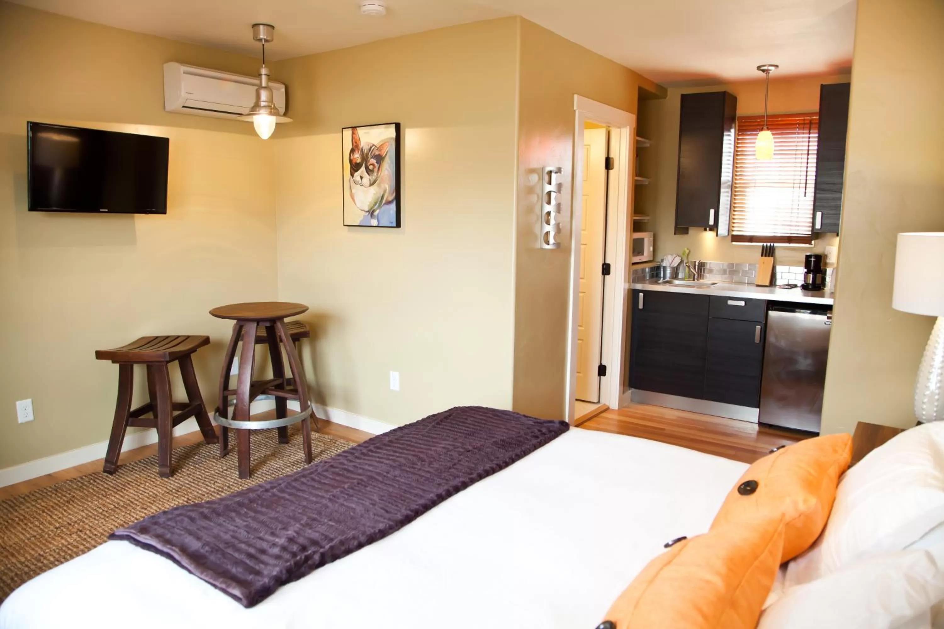 Bed in The Flagstone Boutique Inn & Suites