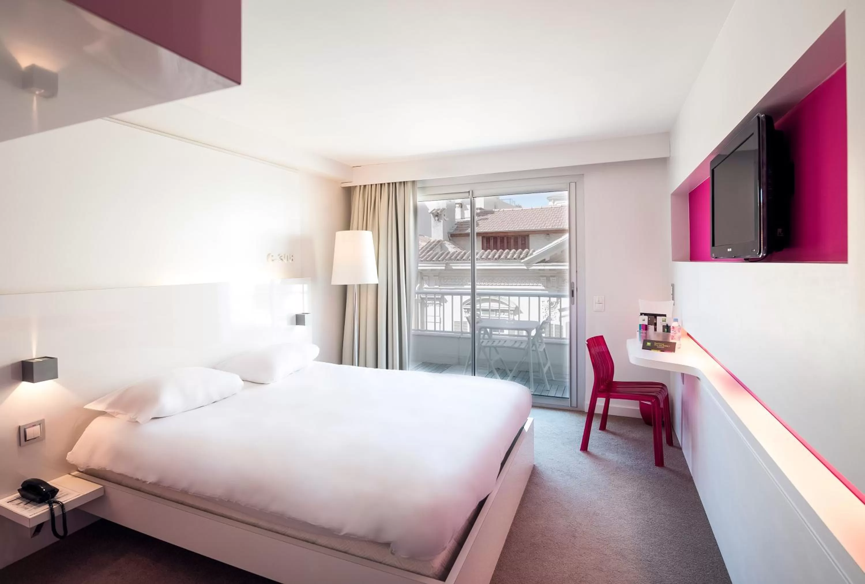 TV and multimedia, Bed in Ibis Styles Menton Centre