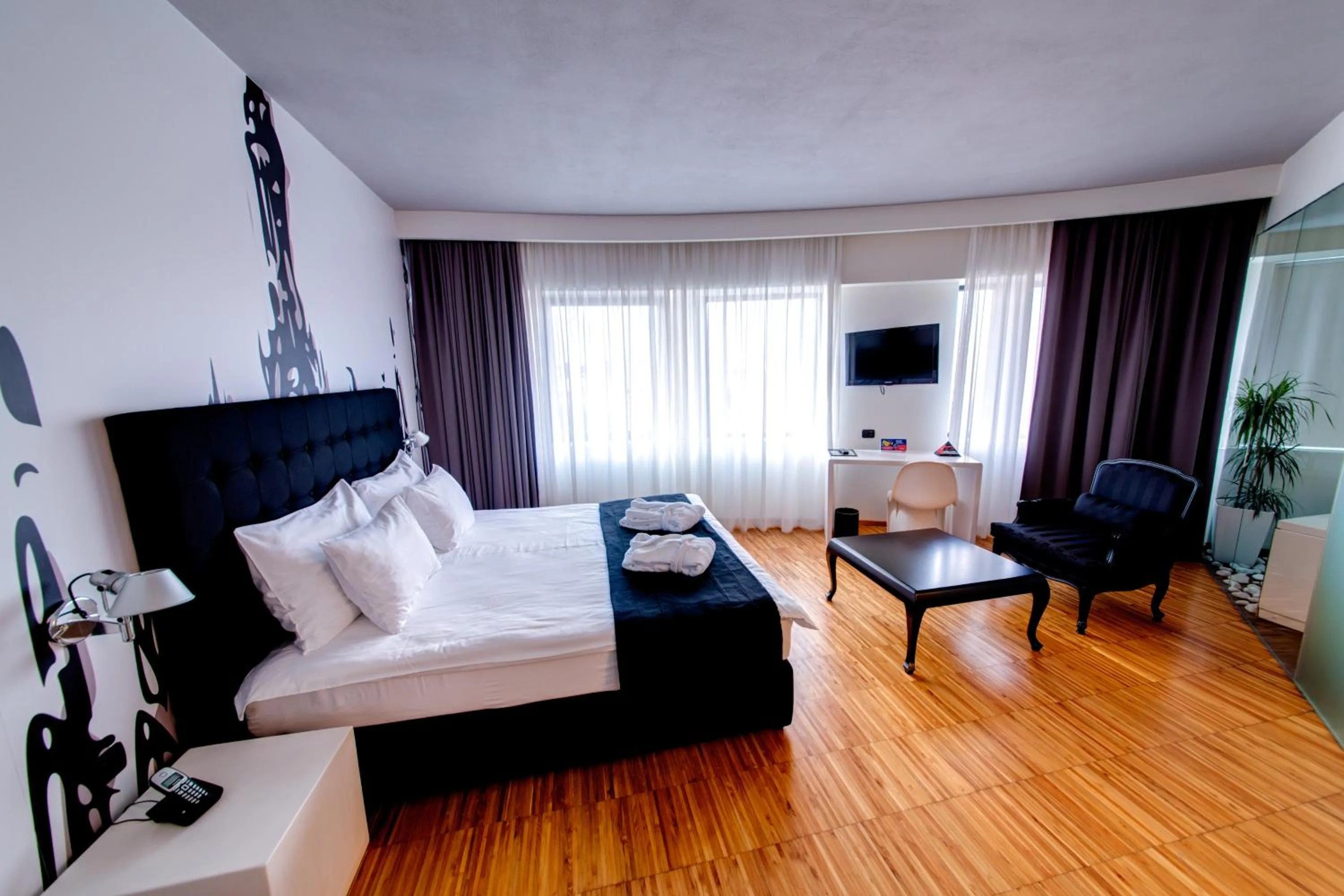 Photo of the whole room, Bed in Sarroglia Hotel