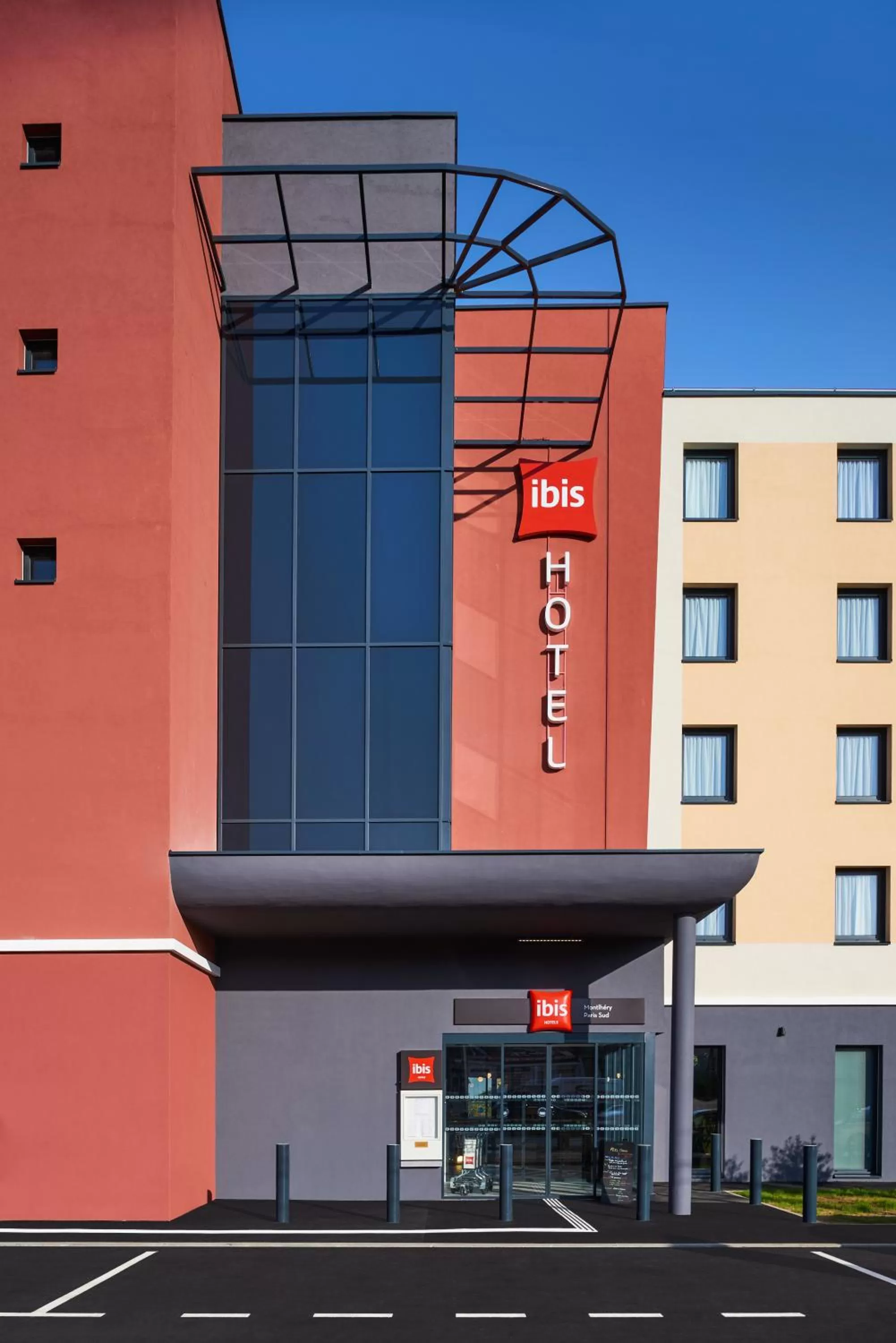 Facade/entrance in Ibis Montlhery Paris Sud