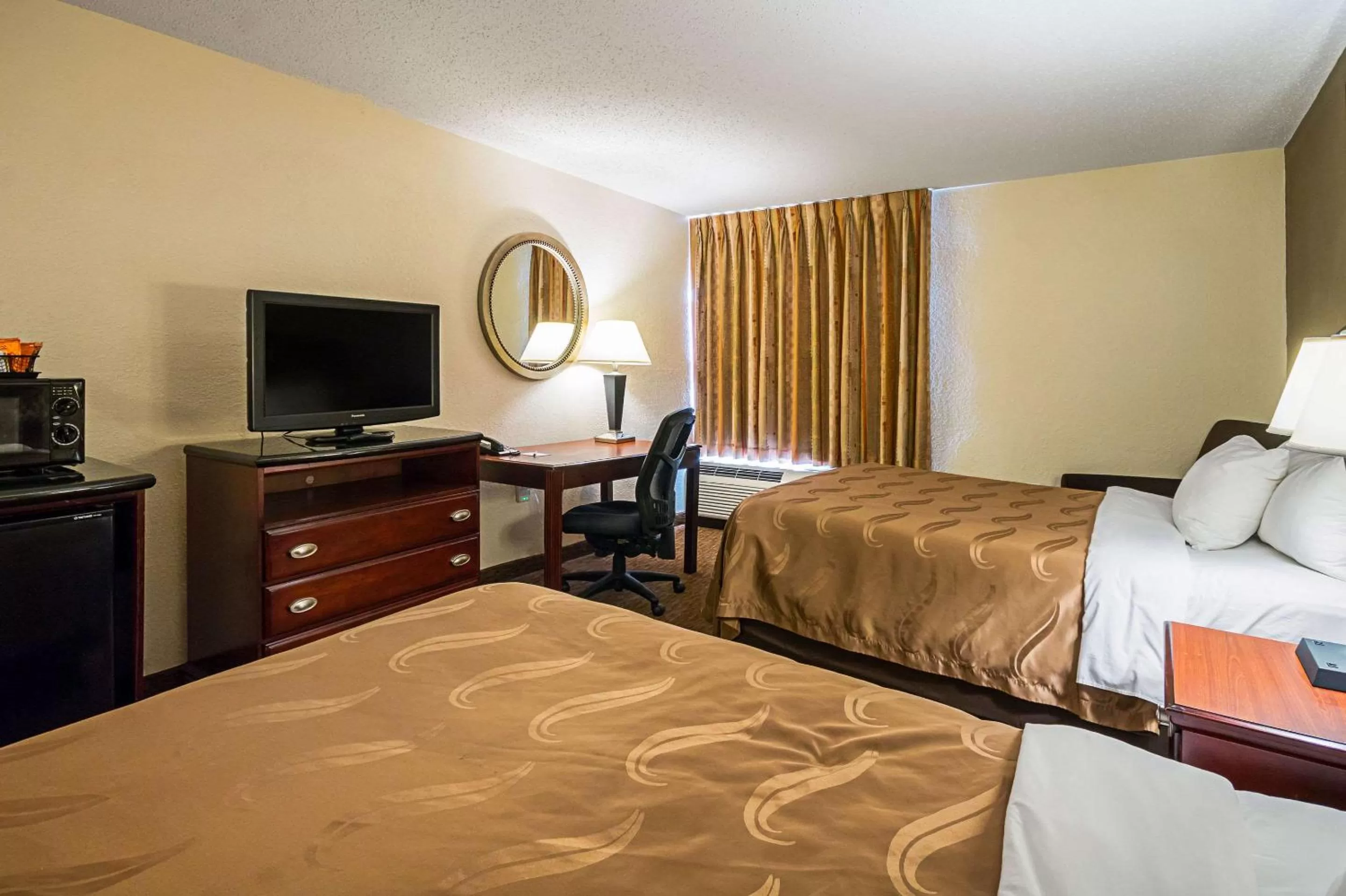 Photo of the whole room, Bed in Quality Inn Fairmont