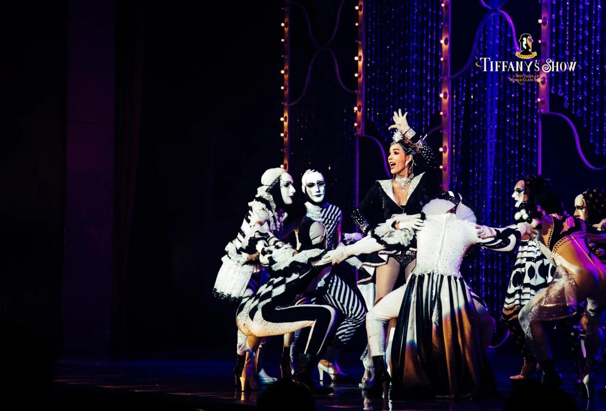 Evening entertainment in Sunshine Garden Resort