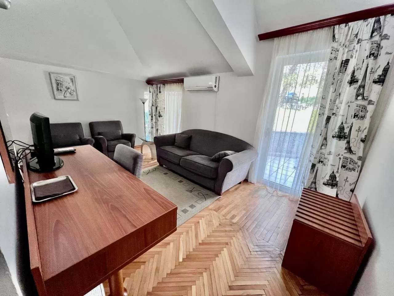 TV and multimedia, Seating Area in Hotel Ambasador