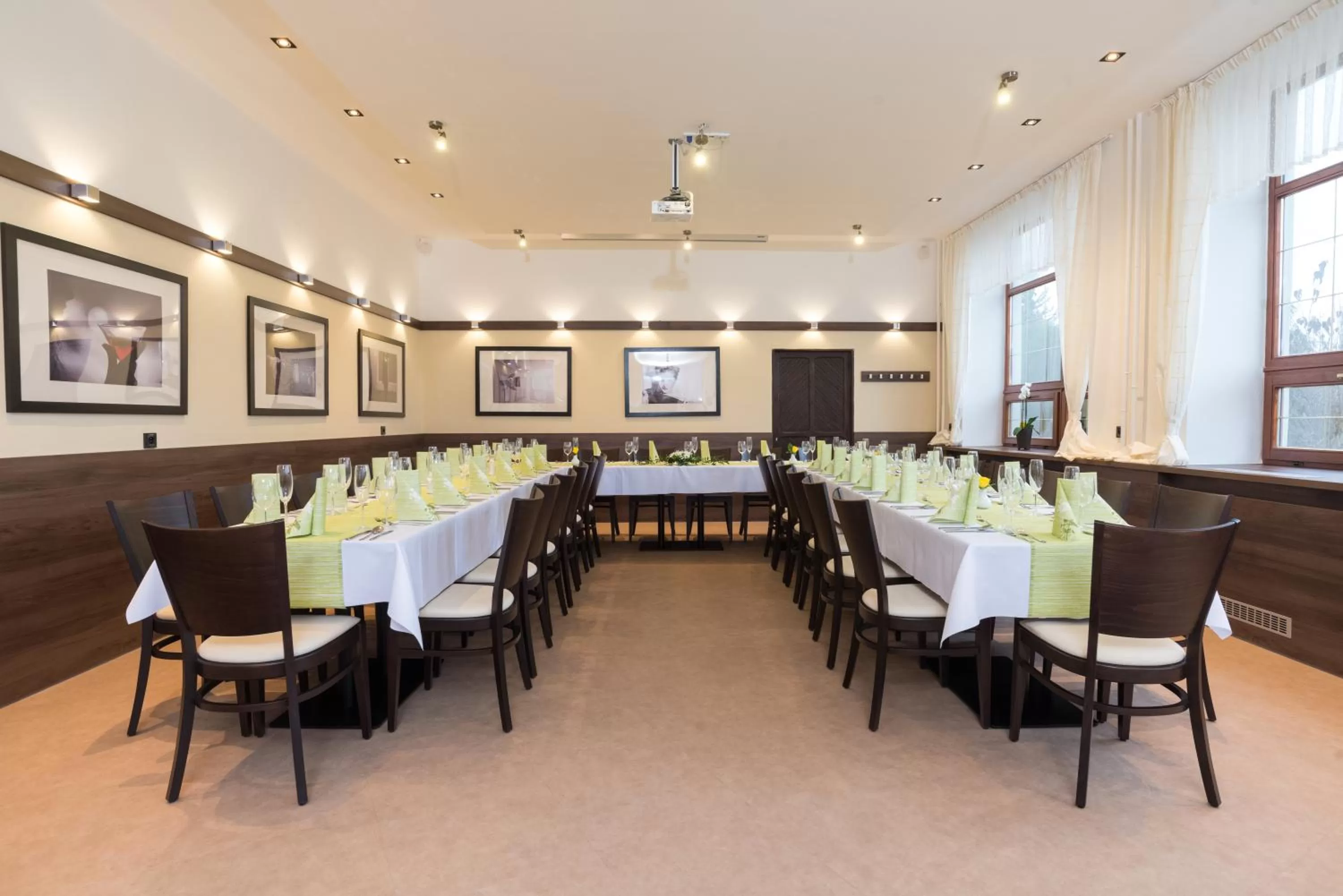 Restaurant/places to eat in Hotel Slavia