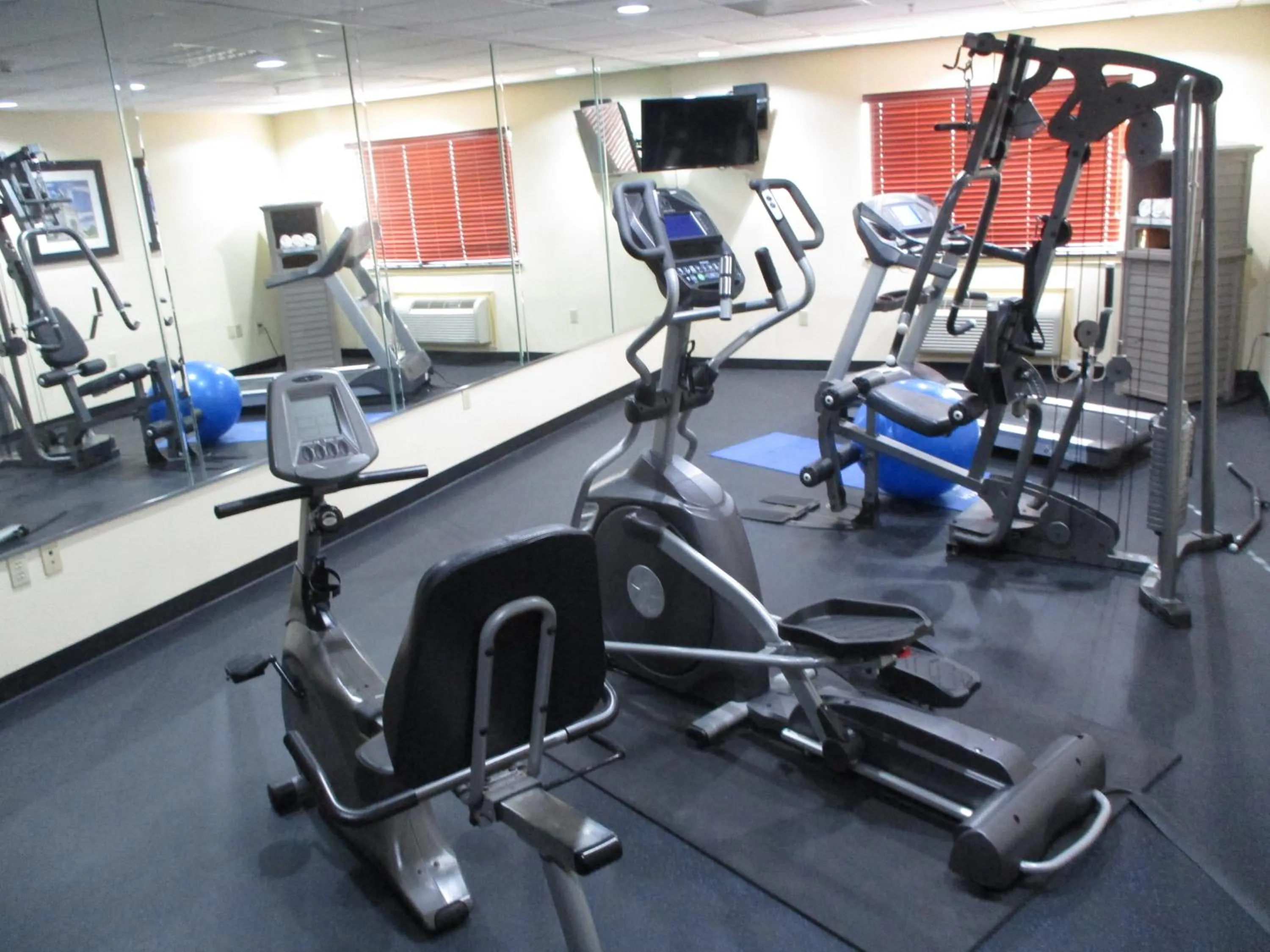 Fitness centre/facilities in Days Inn & Suites by Wyndham Sam Houston Tollway