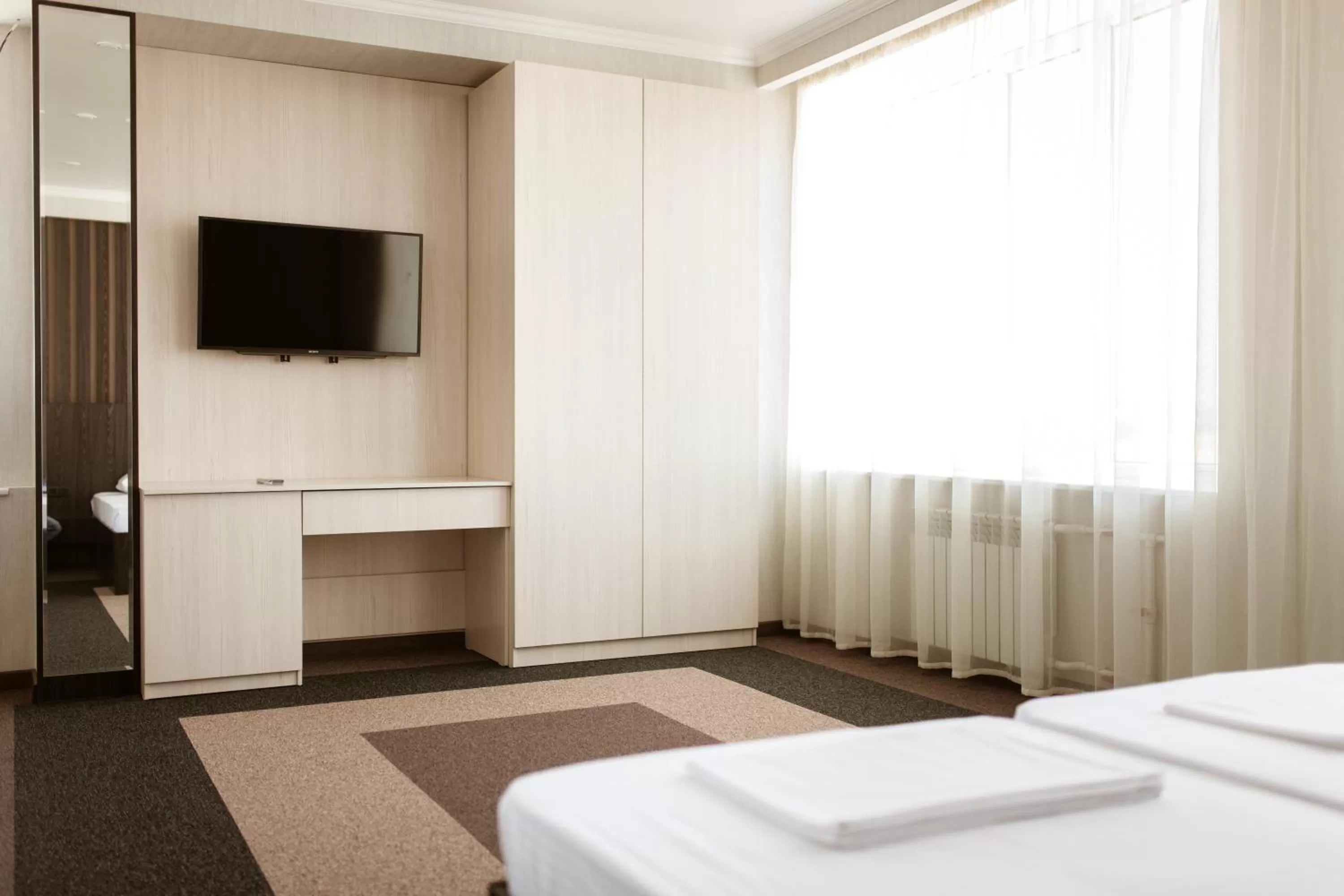 Photo of the whole room, Bed in Meridian