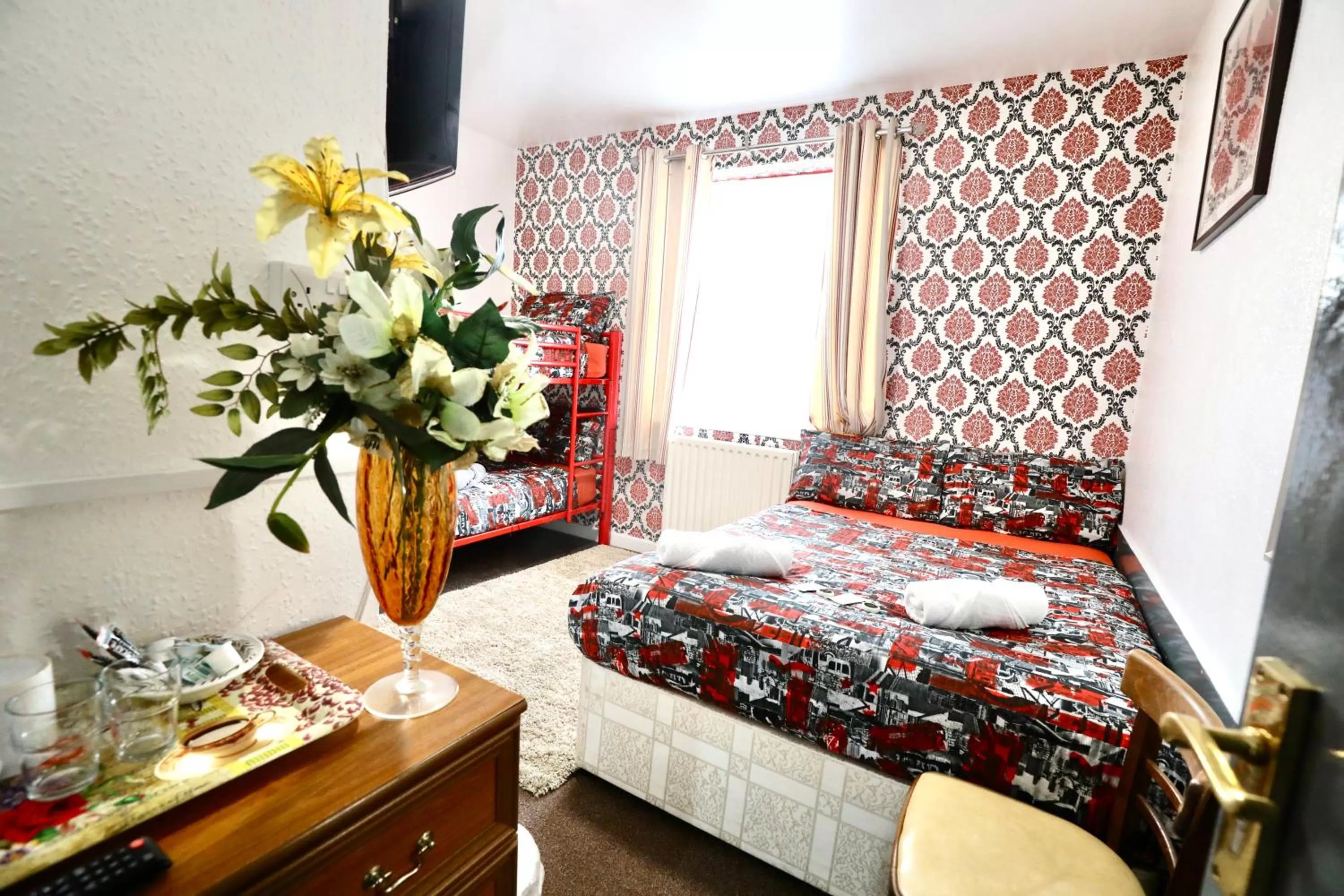 Photo of the whole room, Bed in Blackpool Central Hotel