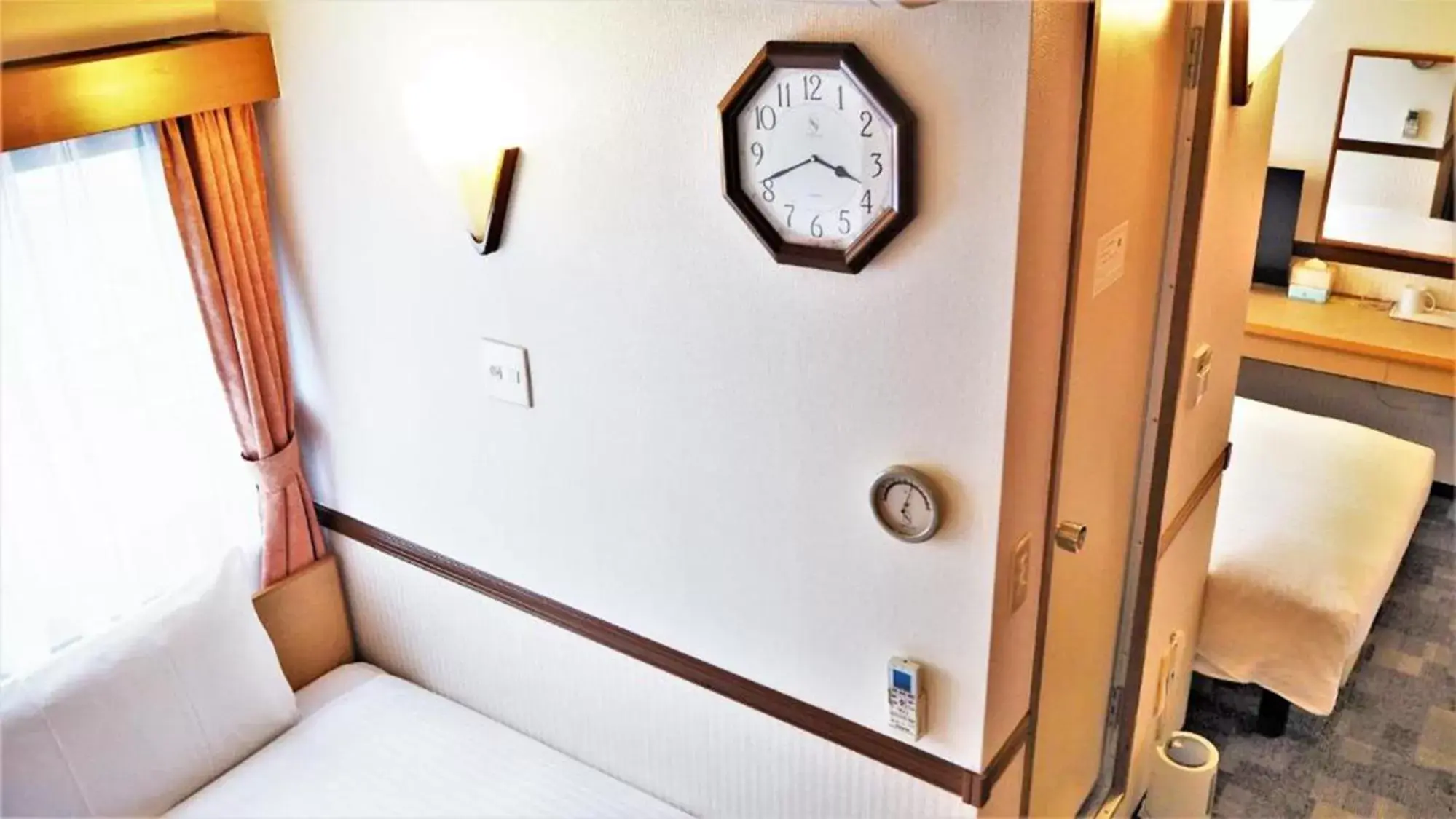 Standard Twin Room with a Shower & Bath Room between Beds - single occupancy - Non-Smoking in Toyoko Inn Osaka Semba Higashi Standard Twin Room with a Shower & Bath Room between Beds - single occupancy - Non-Smoking in Toyoko Inn Osaka Semba Higashi