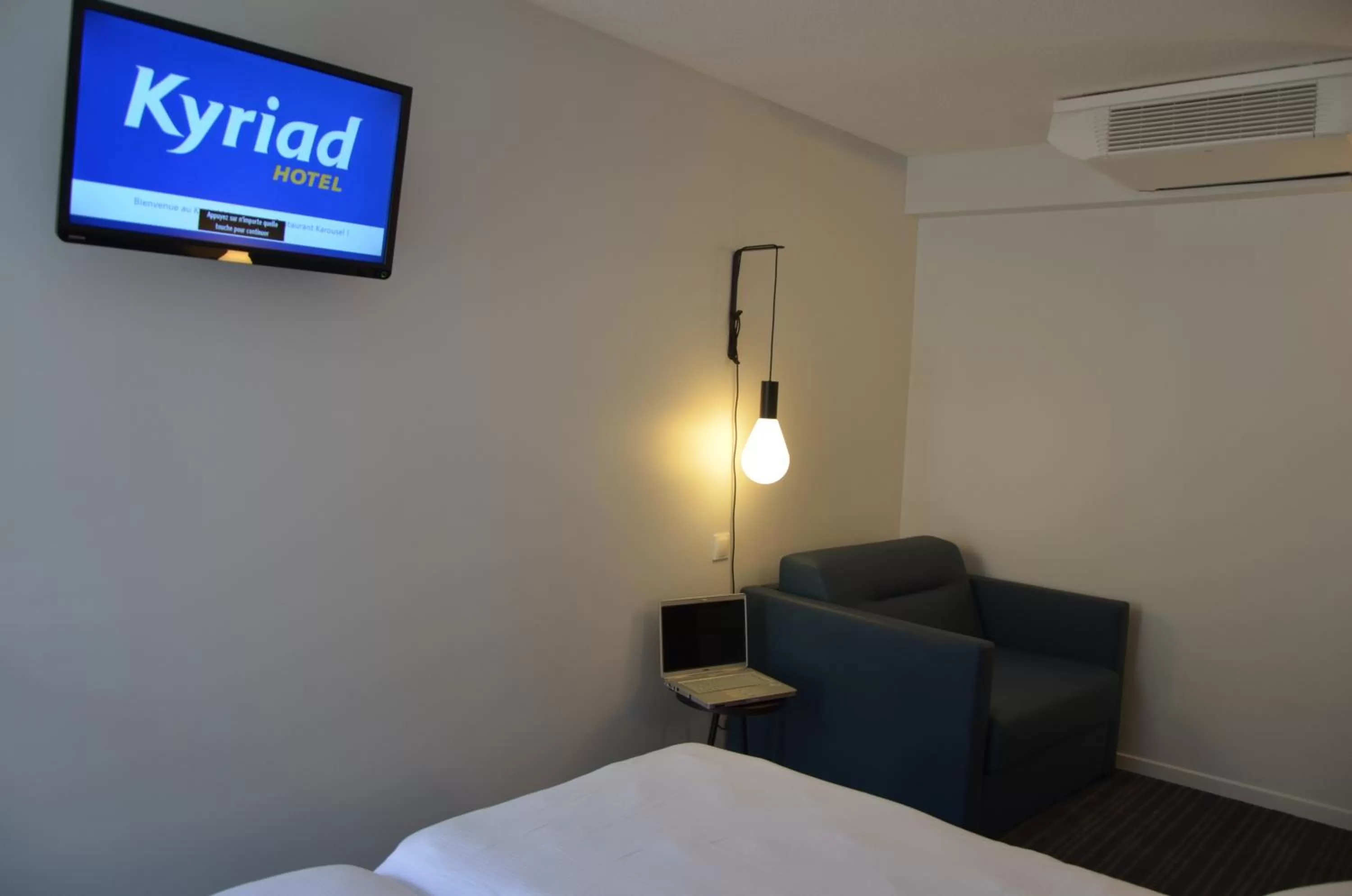 Triple Room with 1 Twin Bed and 1 Sofa Bed in Kyriad Metz Centre - Restaurant Moze