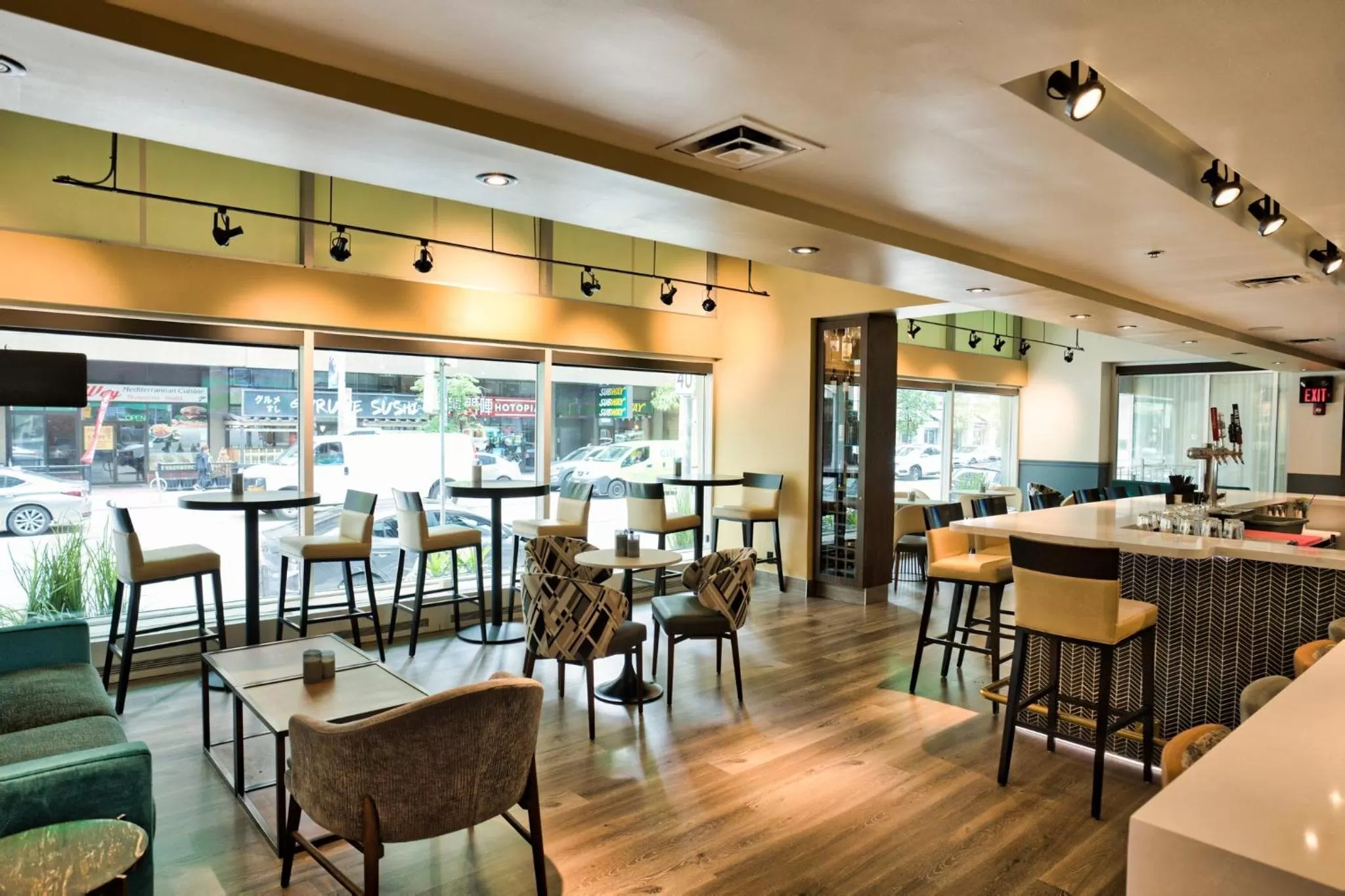 Lounge or bar in Holiday Inn Toronto Downtown Centre by IHG