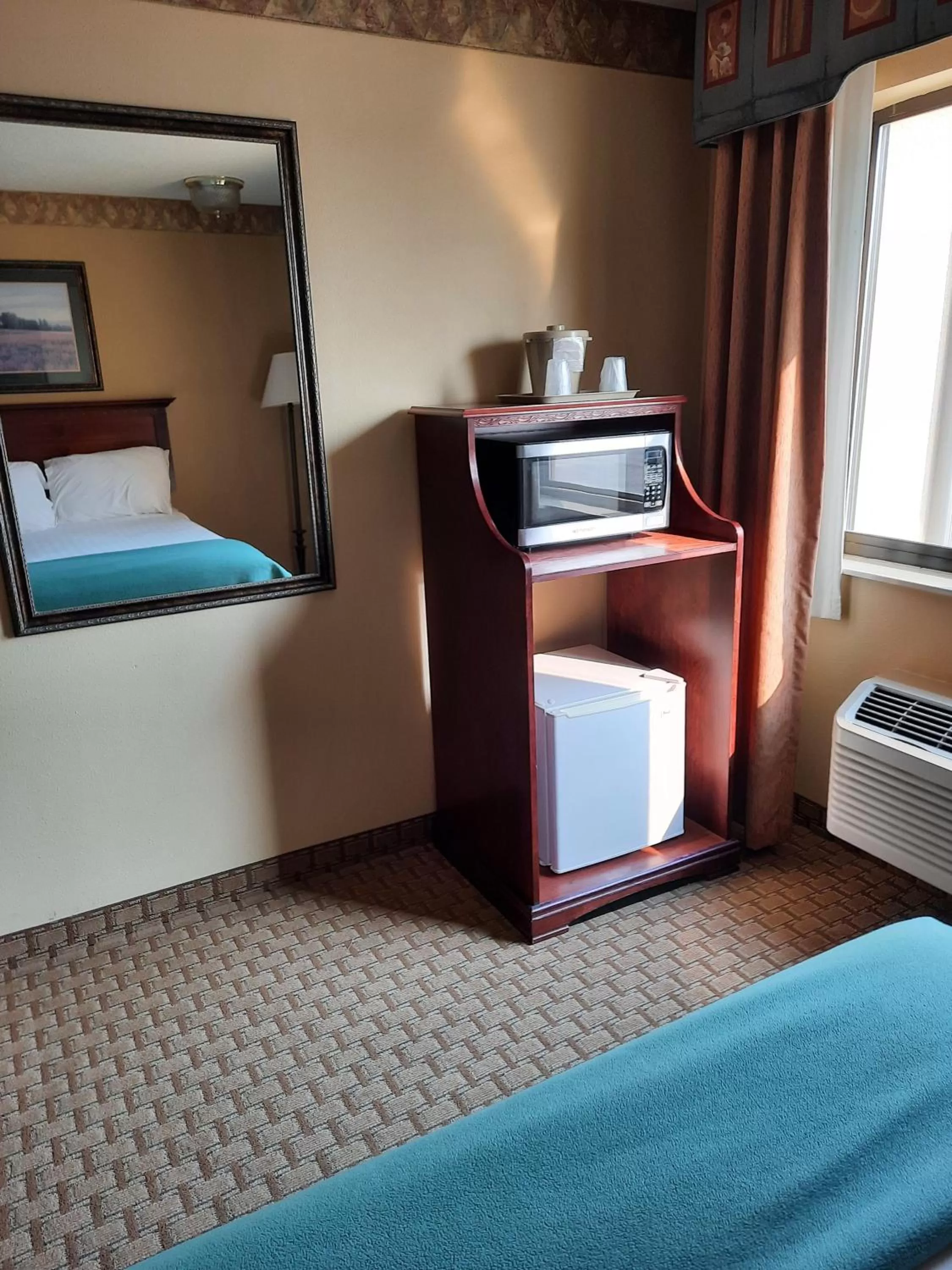 minibar, Bed in Horse Creek Inn