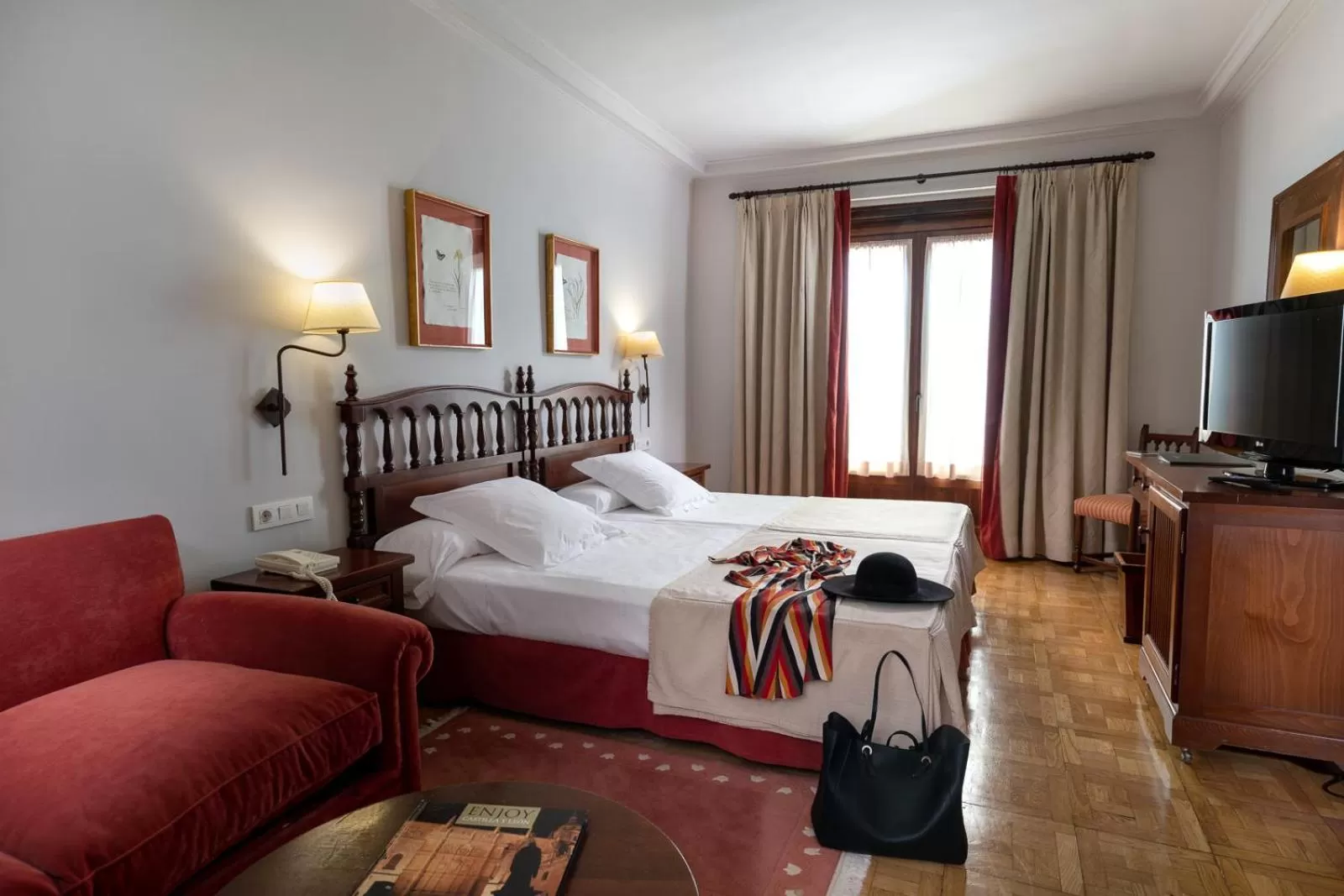Photo of the whole room, Bed in Parador de Tordesillas