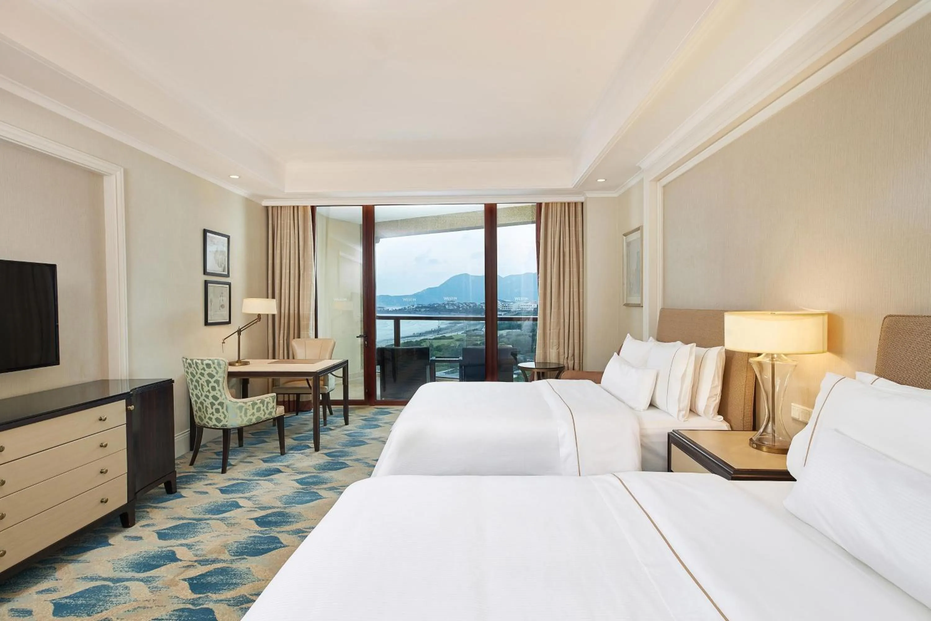 Photo of the whole room, Bed in The Westin Zhujiajian Resort, Zhoushan