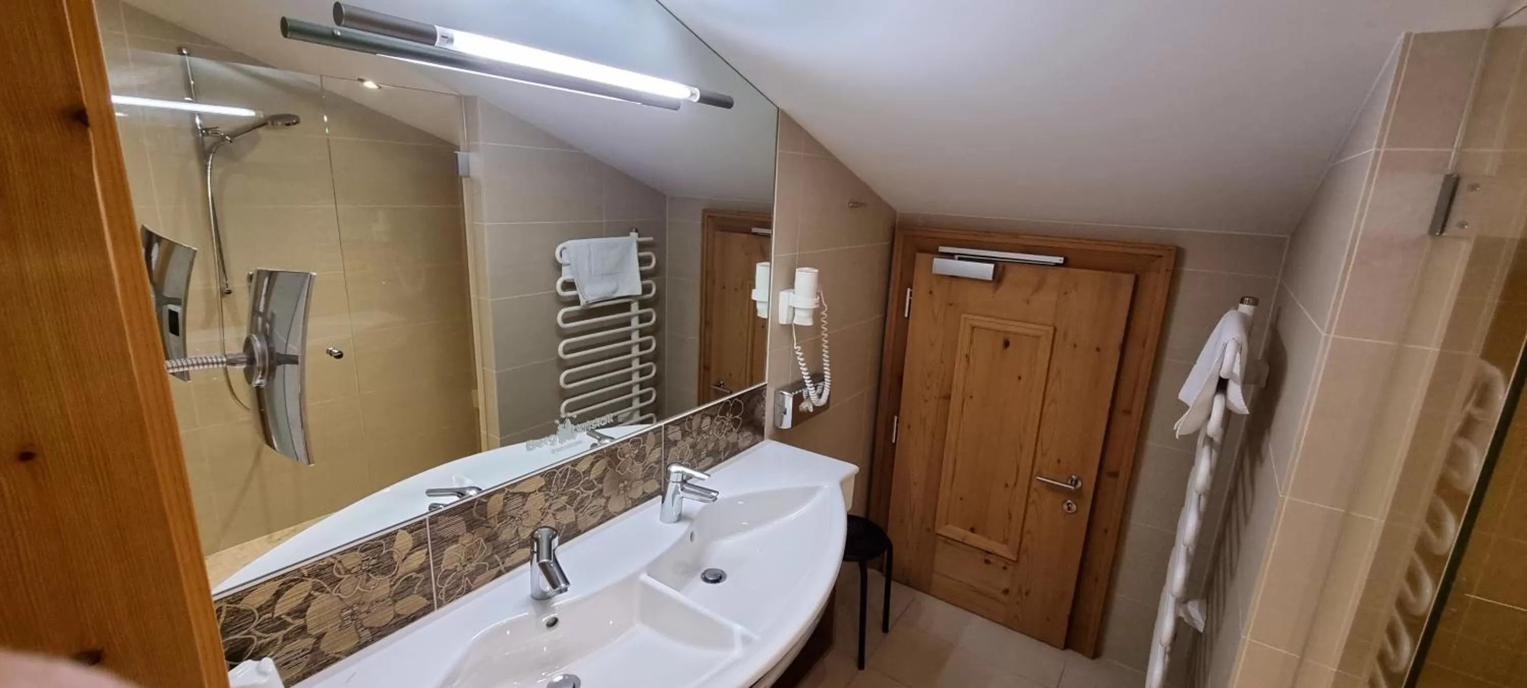 Shower in Hotel Bergkristall