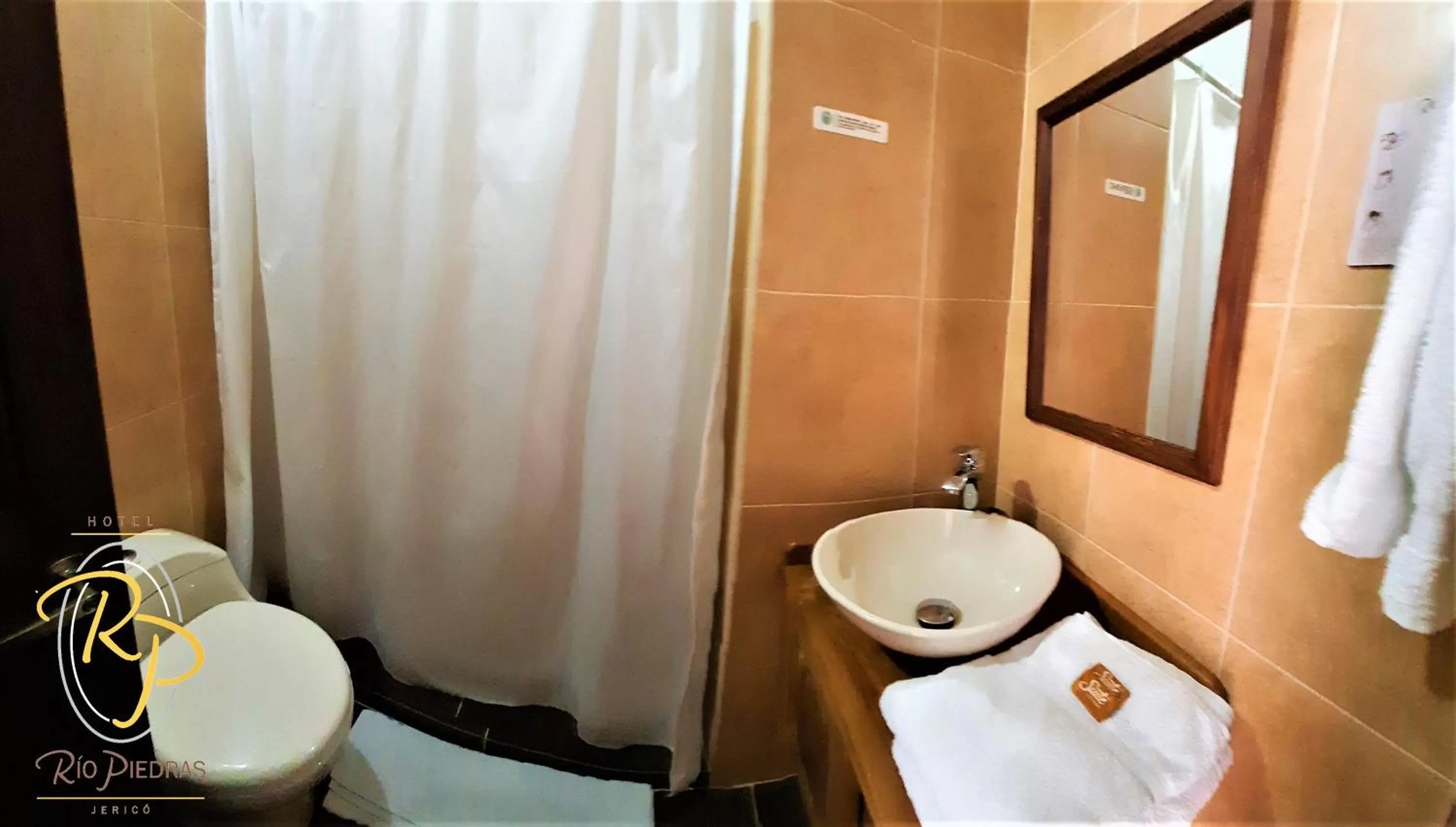 Bathroom in Hotel Rio Piedras