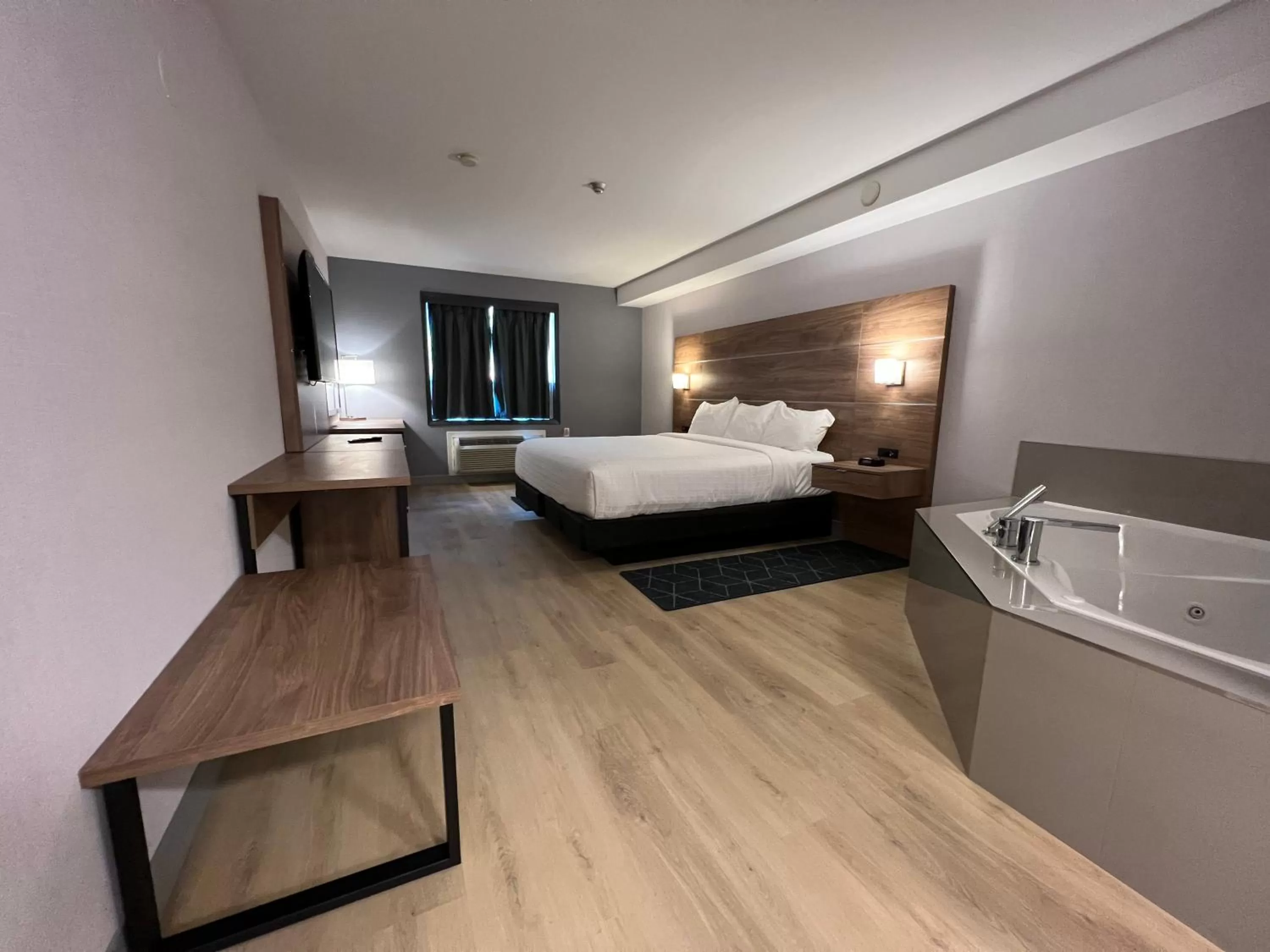 Photo of the whole room, Bed in Super 8 by Wyndham Cornwall ON